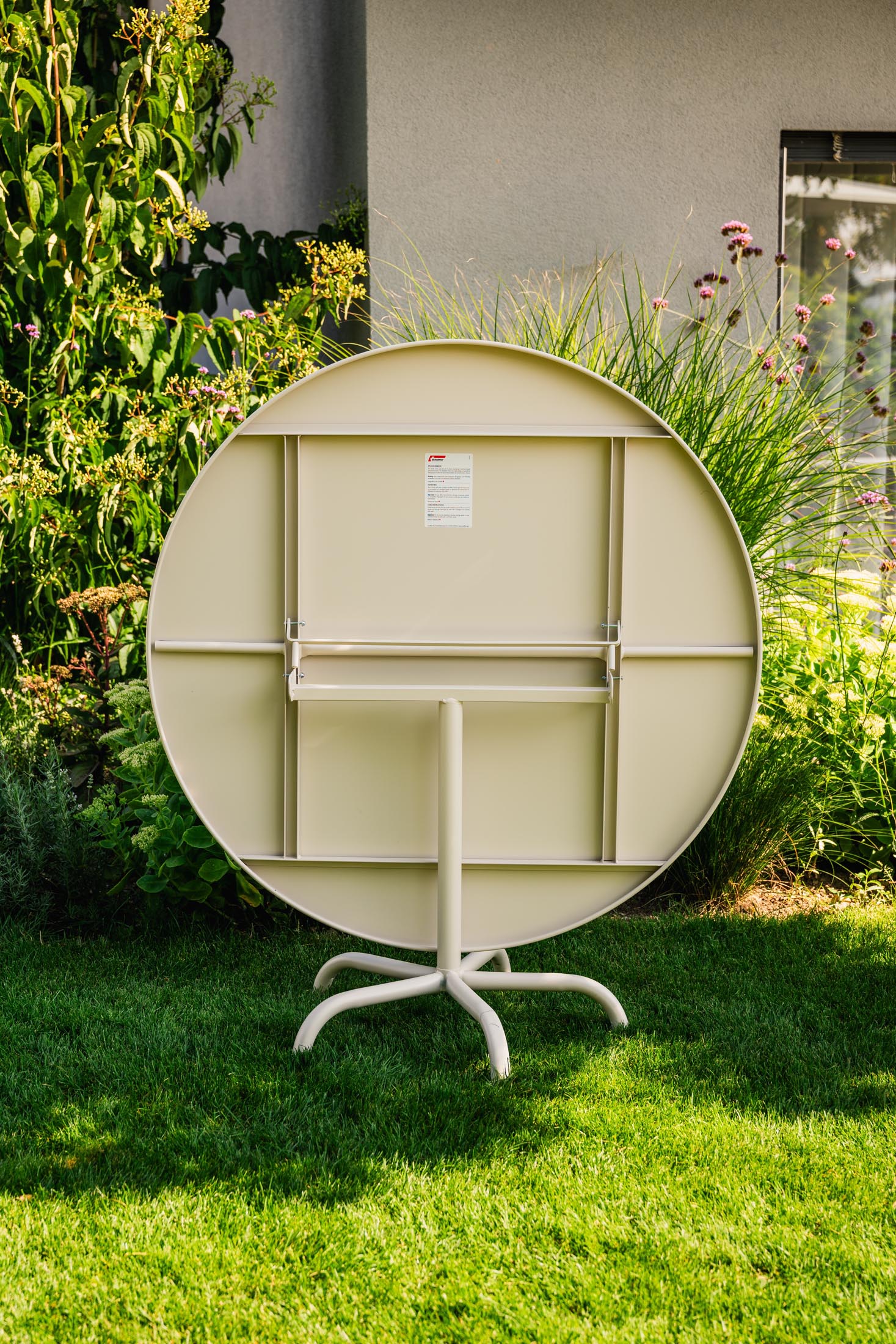 Entdecken Sie den klappbaren Säntis Metall-Gartentisch ø117 von Schaffner – wetterfest, langlebig und stilvoll für Ihren Garten, Balkon oder Terrasse.