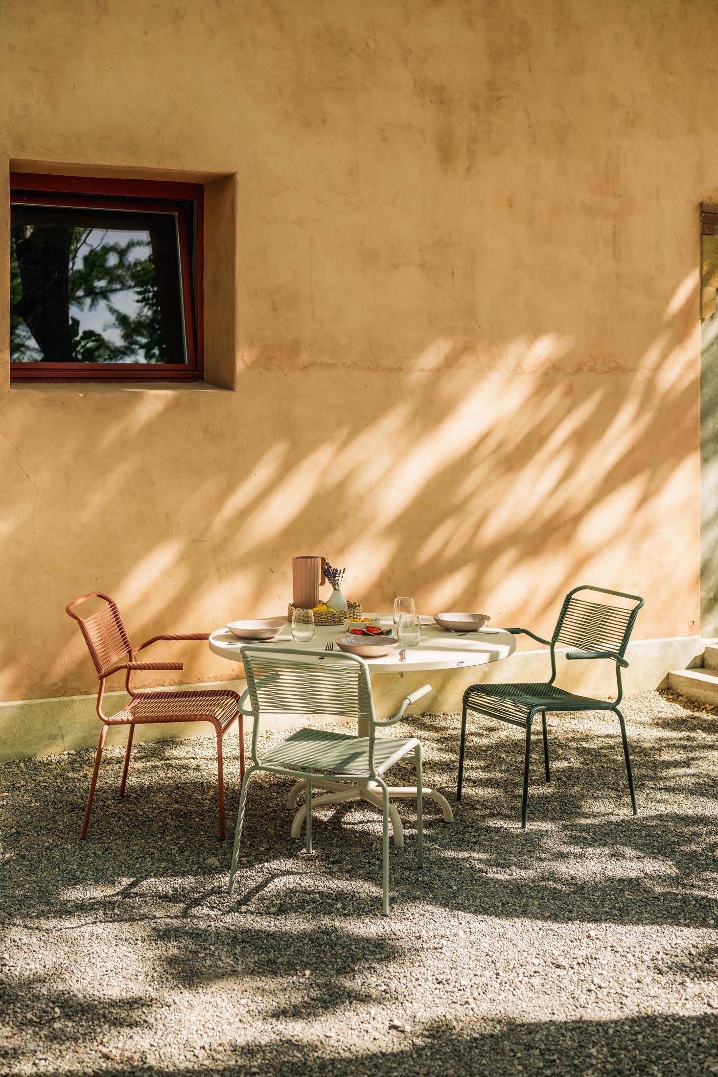 Hochwertiger, klappbarer Metall-Gartentisch ø117 aus wetterfestem, rostfreiem Material. Perfekt für den Garten – langlebig, platzsparend und Swiss Made.