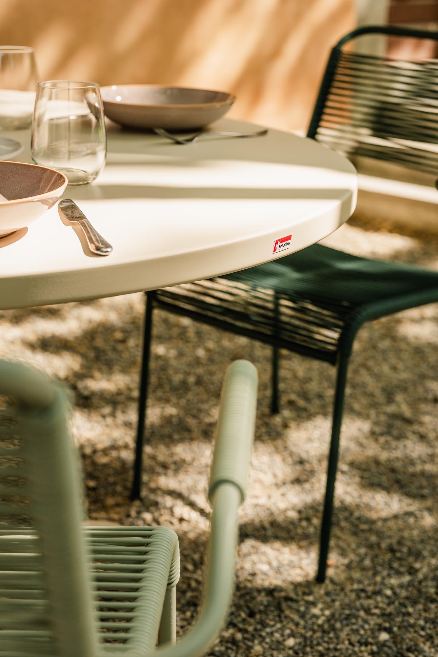 Robuster, klappbarer Gartentisch ø117 aus wetterfestem Metall. Schweizer Qualität, leicht zu lagern, ideal für Garten und Terrasse.