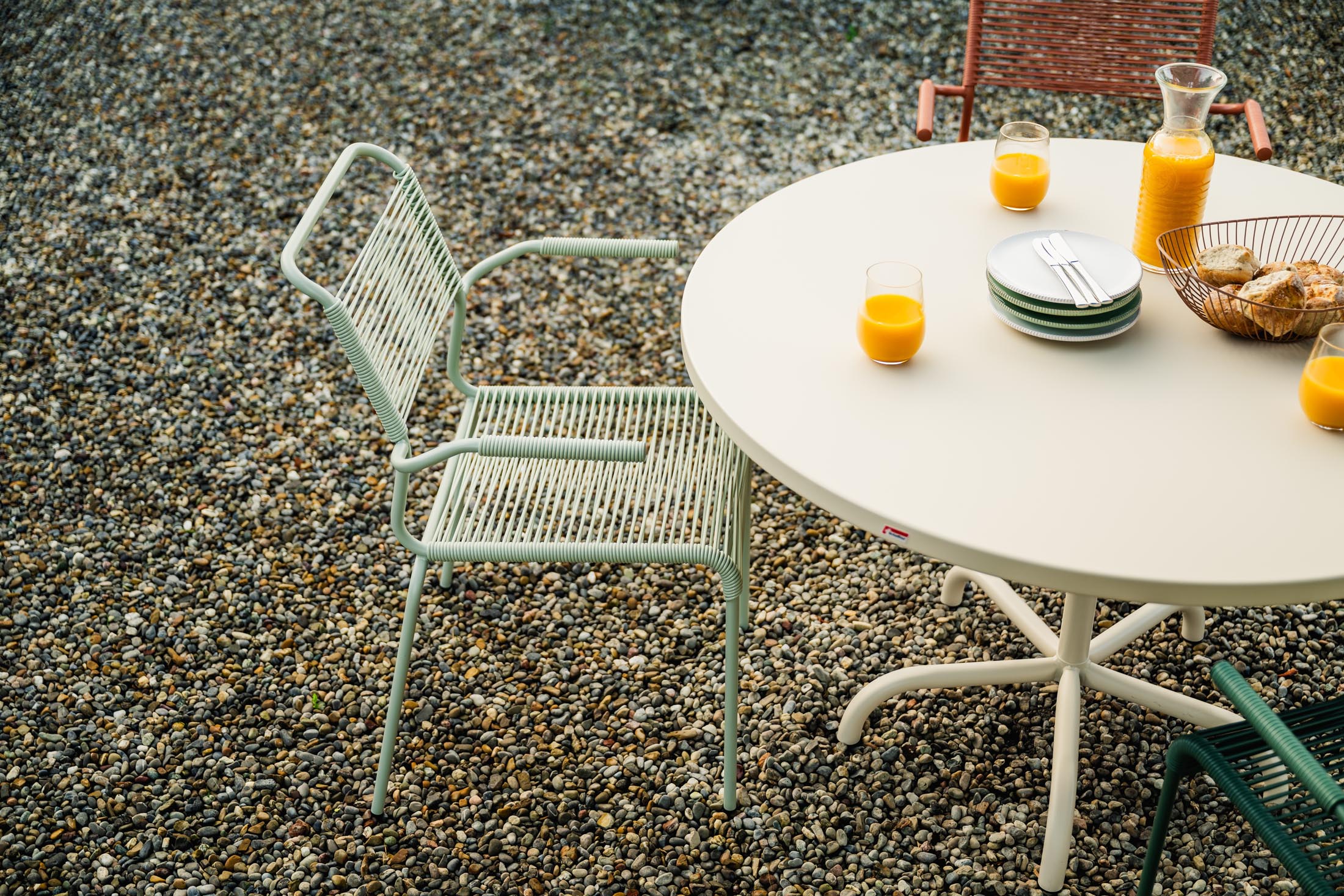 Eleganter, wetterfester Metall-Gartentisch ø117 mit klappbarem Design. Robust, langlebig und leicht zu transportieren – perfekt für Garten und Terrasse.