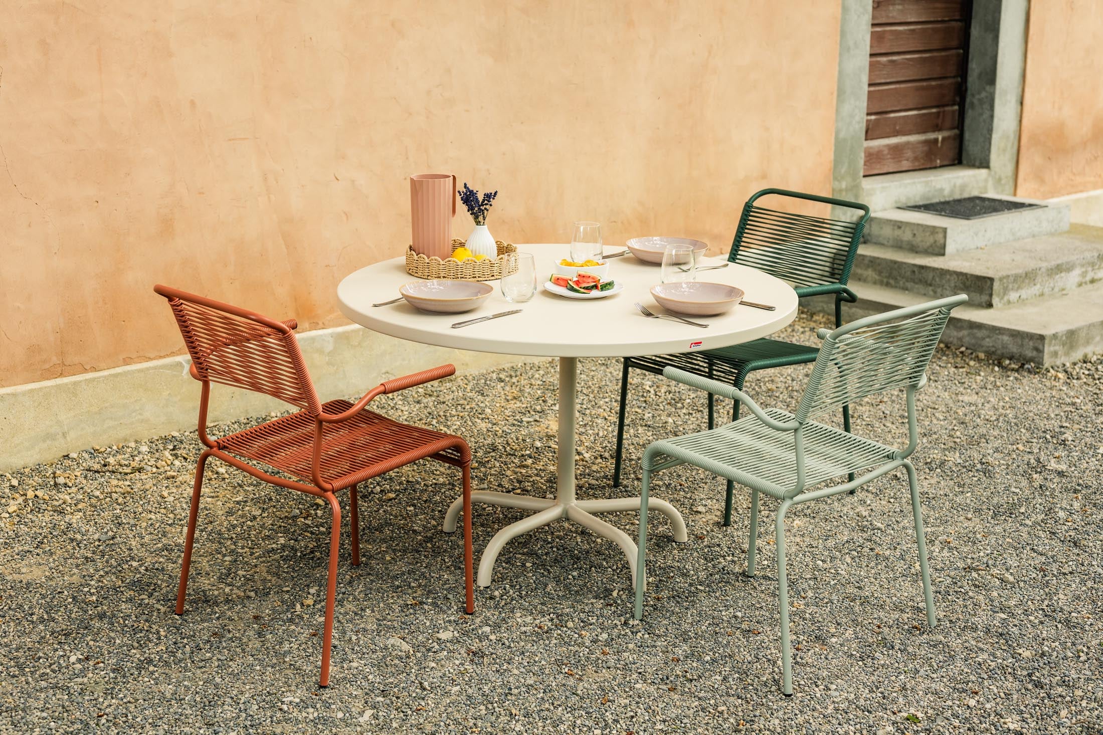 Robuster, klappbarer Gartentisch ø117 aus Metall von Schaffner. Wetterfest, langlebig und leicht zu lagern – perfekt für Garten, Balkon und Terrasse.