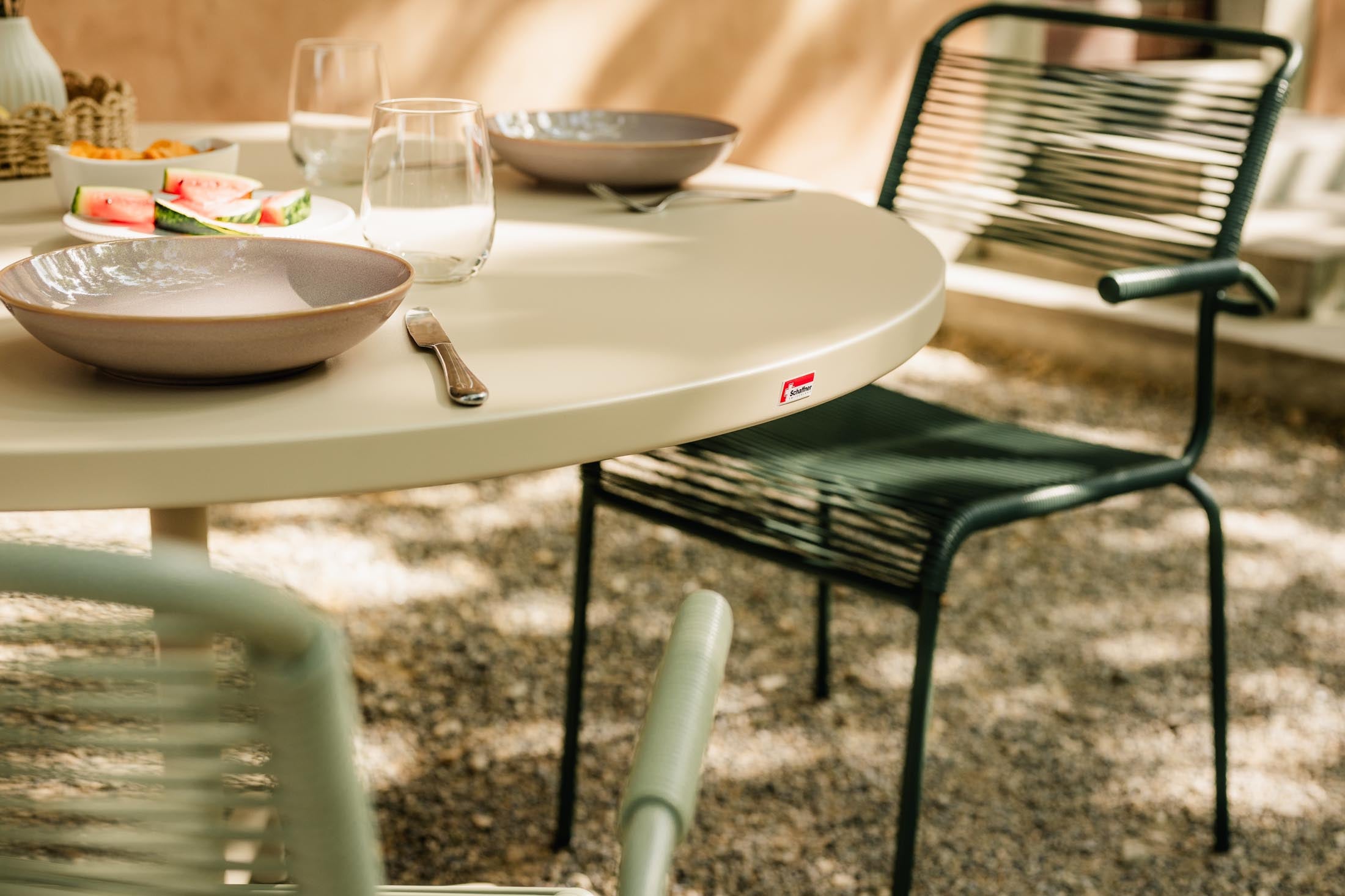 Hochwertiger, wetterfester Säntis Metall-Gartentisch ø117, klappbar, robustes Design, langlebig, leicht zu lagern – ideal für Garten, Balkon und Terrasse.