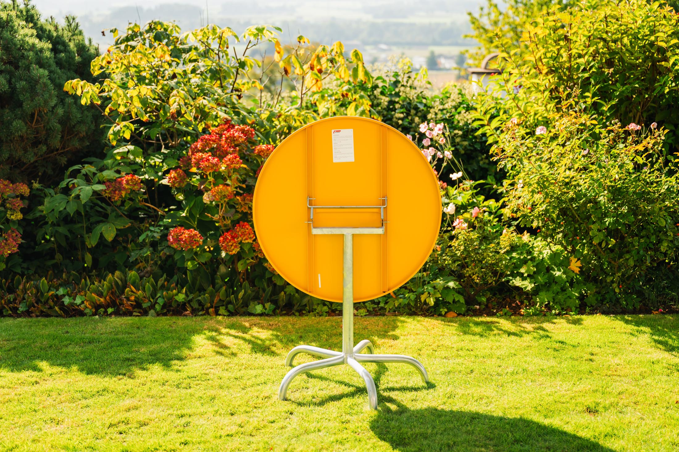 Hochwertiger, klappbarer Säntis Metall-Gartentisch ø72 cm von Schaffner – wetterfest, langlebig, platzsparend, Swiss Made, perfekt für Garten, Balkon oder Terrasse.