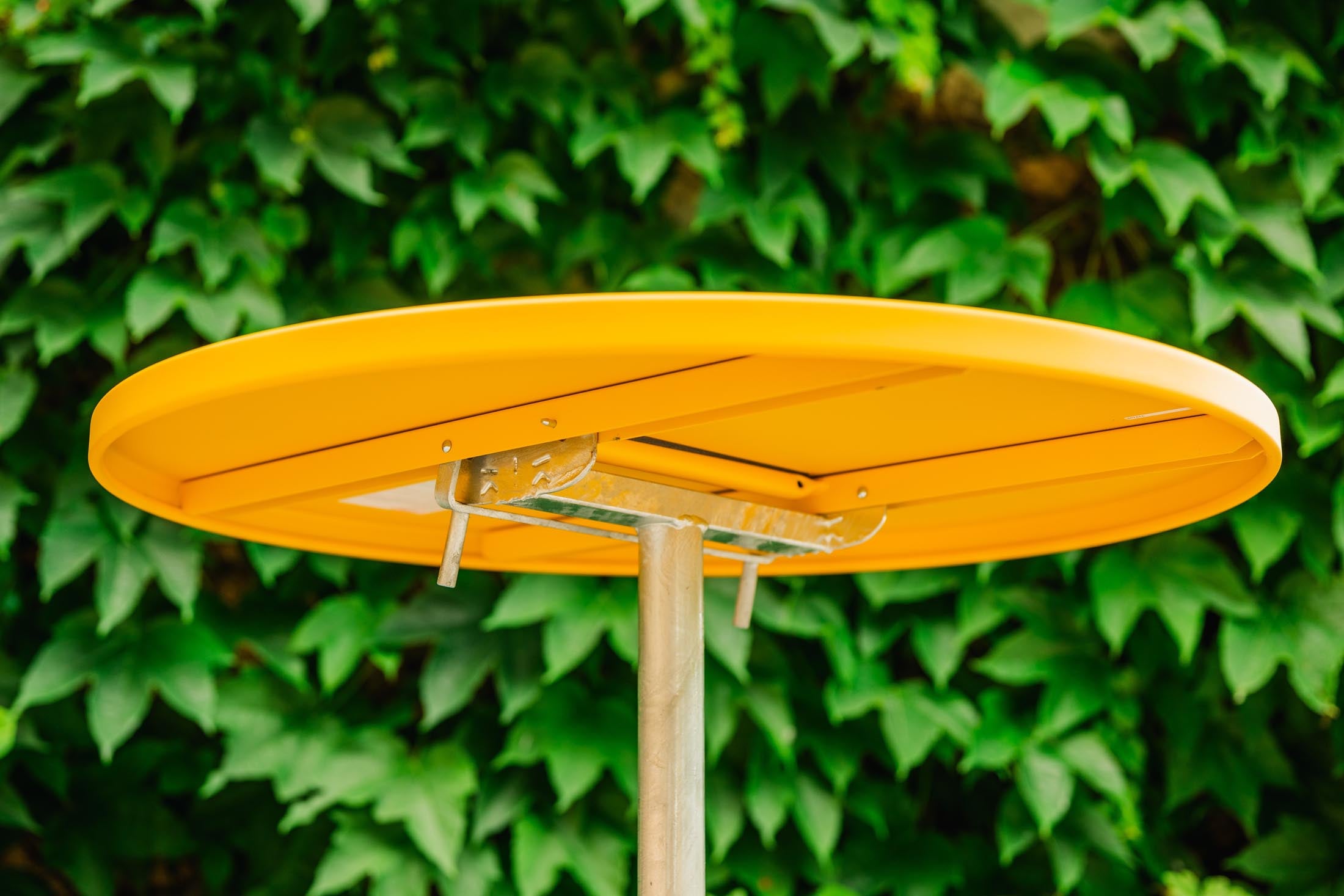 Säntis Metall-Gartentisch ø72 cm, klappbar, wetterfest, robustes Design, platzsparend, Swiss Made – ideal für Garten, Balkon und Terrasse.