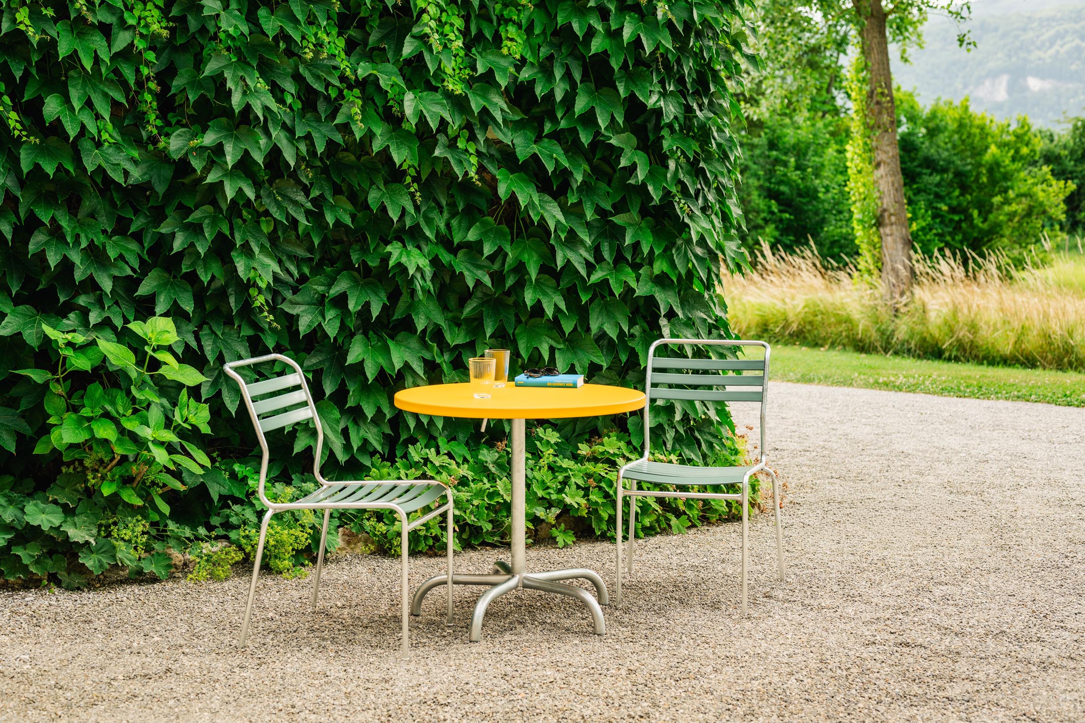 Säntis Metall-Gartentisch ø72, klappbar, wetterfest, robust, platzsparend, Swiss Made, perfekt für Garten, Balkon oder Terrasse.