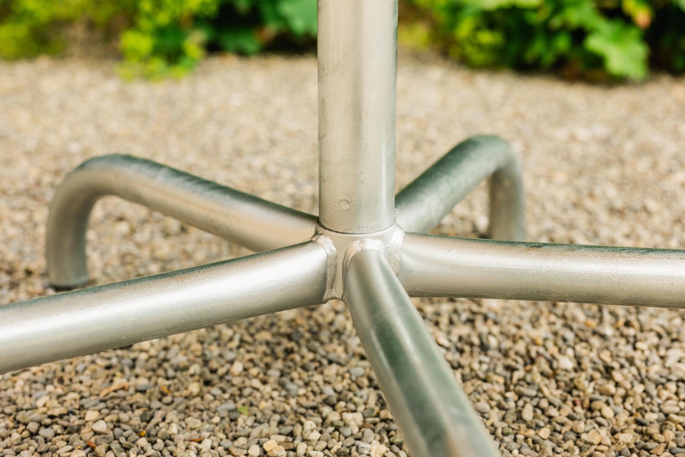 Robuster, klappbarer Säntis Metall-Gartentisch ø72 cm von Schaffner – wetterfest, langlebig, platzsparend, Swiss Made, perfekt für Garten, Balkon oder Terrasse.