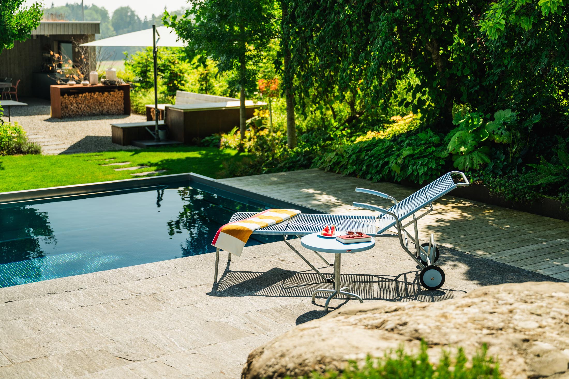 Säntis Metall-Beistelltisch Outdoor ø54 / 50 in Pastellblau / Feuerverzinkt präsentiert im Onlineshop von KAQTU Design AG. Beistelltisch Outdoor ist von Schaffner