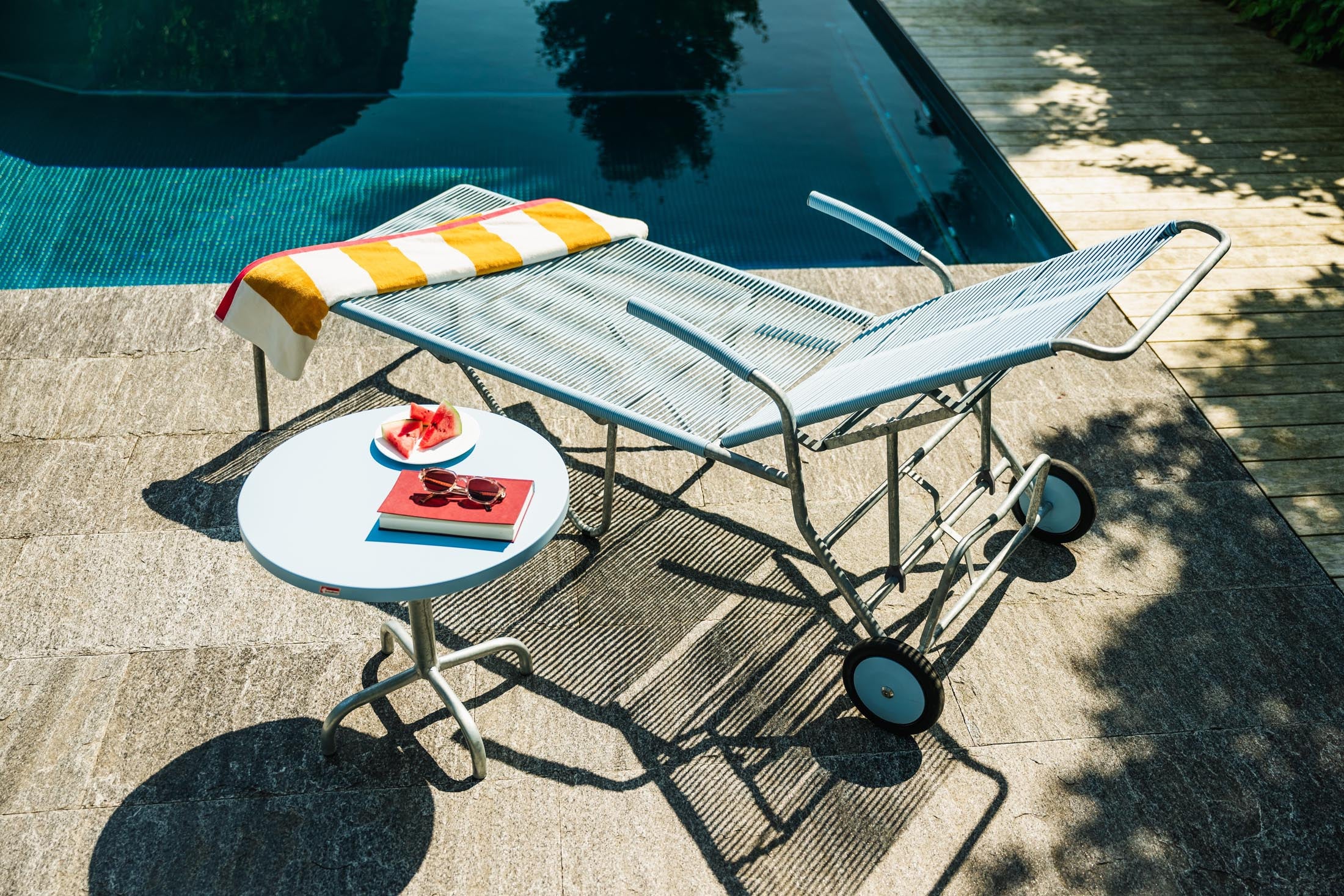 Säntis Metall-Beistelltisch Outdoor ø54 / 50 in Pastellblau präsentiert im Onlineshop von KAQTU Design AG. Beistelltisch Outdoor ist von Schaffner