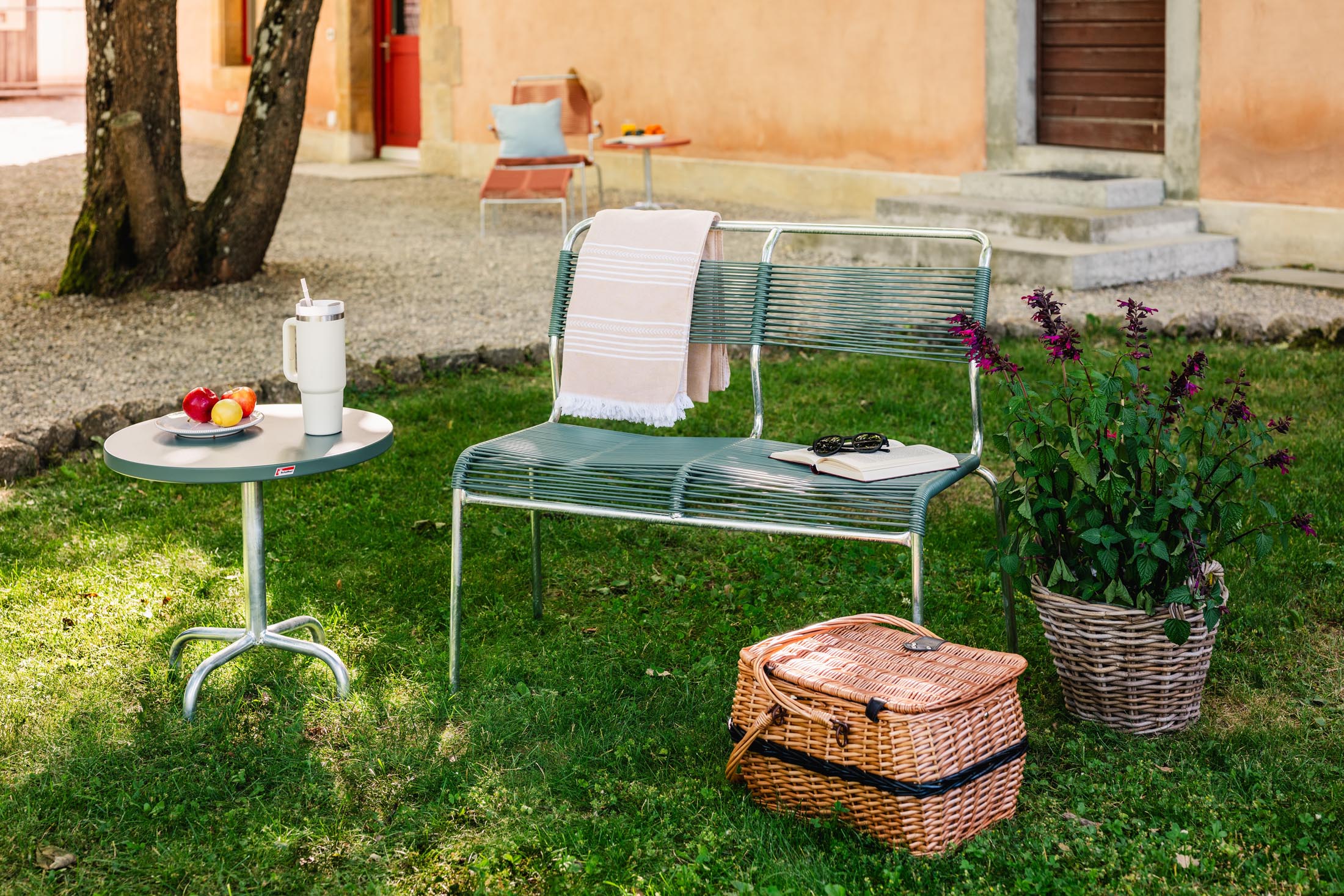 Eleganter Säntis Metall-Beistelltisch für den Außenbereich, ideal für entspannte Stunden im Garten oder auf der Terrasse.