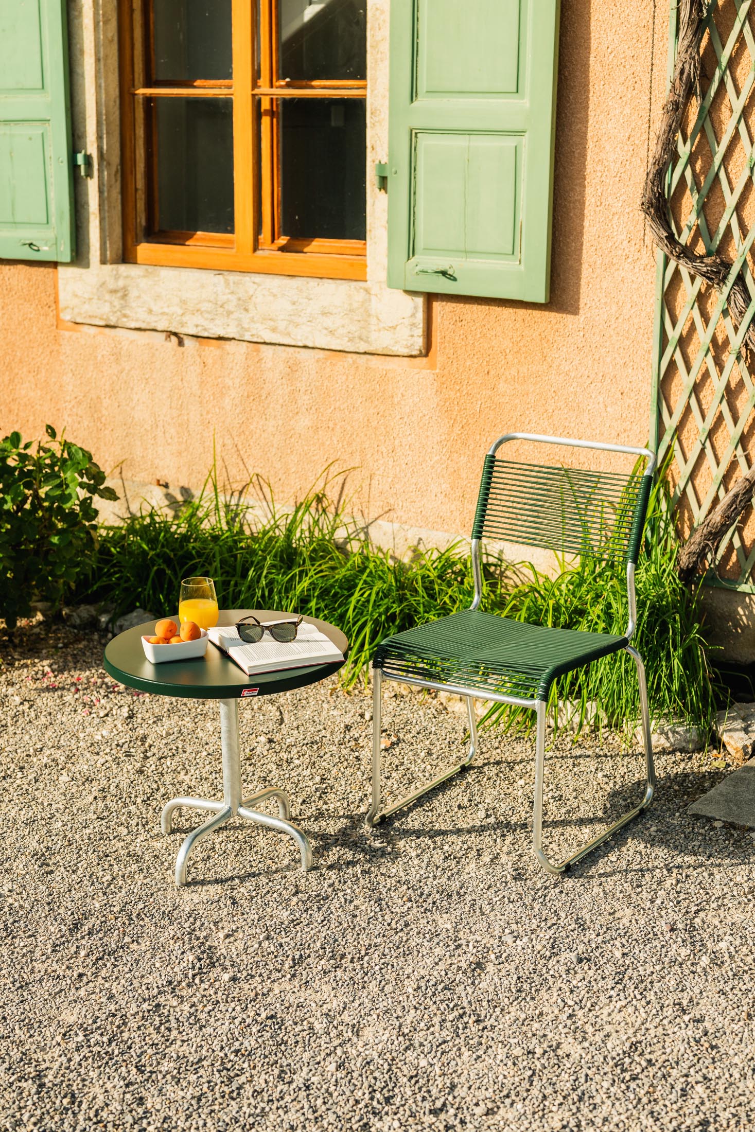 Eleganter Säntis Metall-Beistelltisch für den Außenbereich, ideal für entspannte Stunden im Freien und stilvolle Akzente auf der Terrasse.