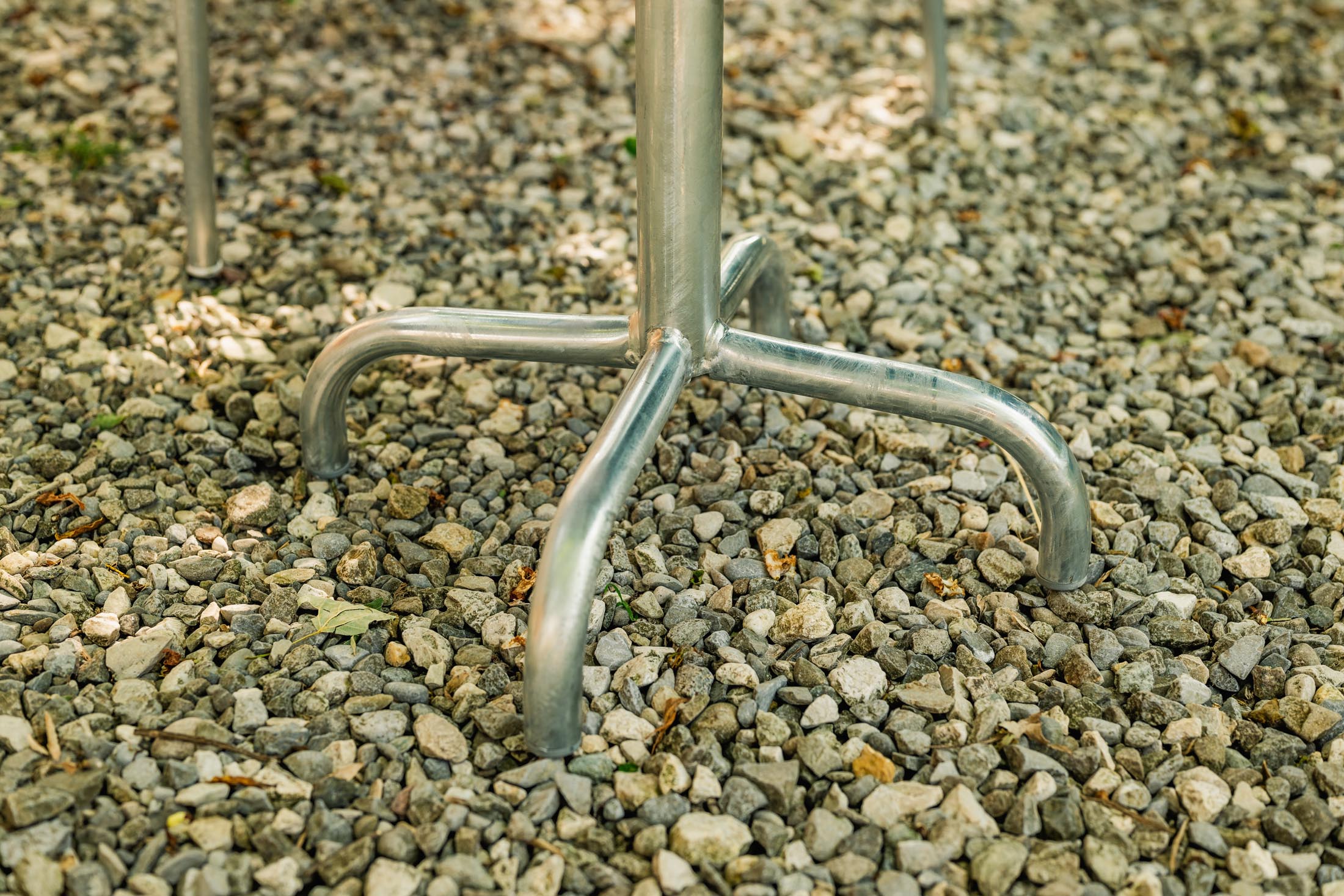 Moderner Säntis Metall-Beistelltisch für den Außenbereich, perfekt für gesellige Runden und als praktischer Ablageort im Garten.