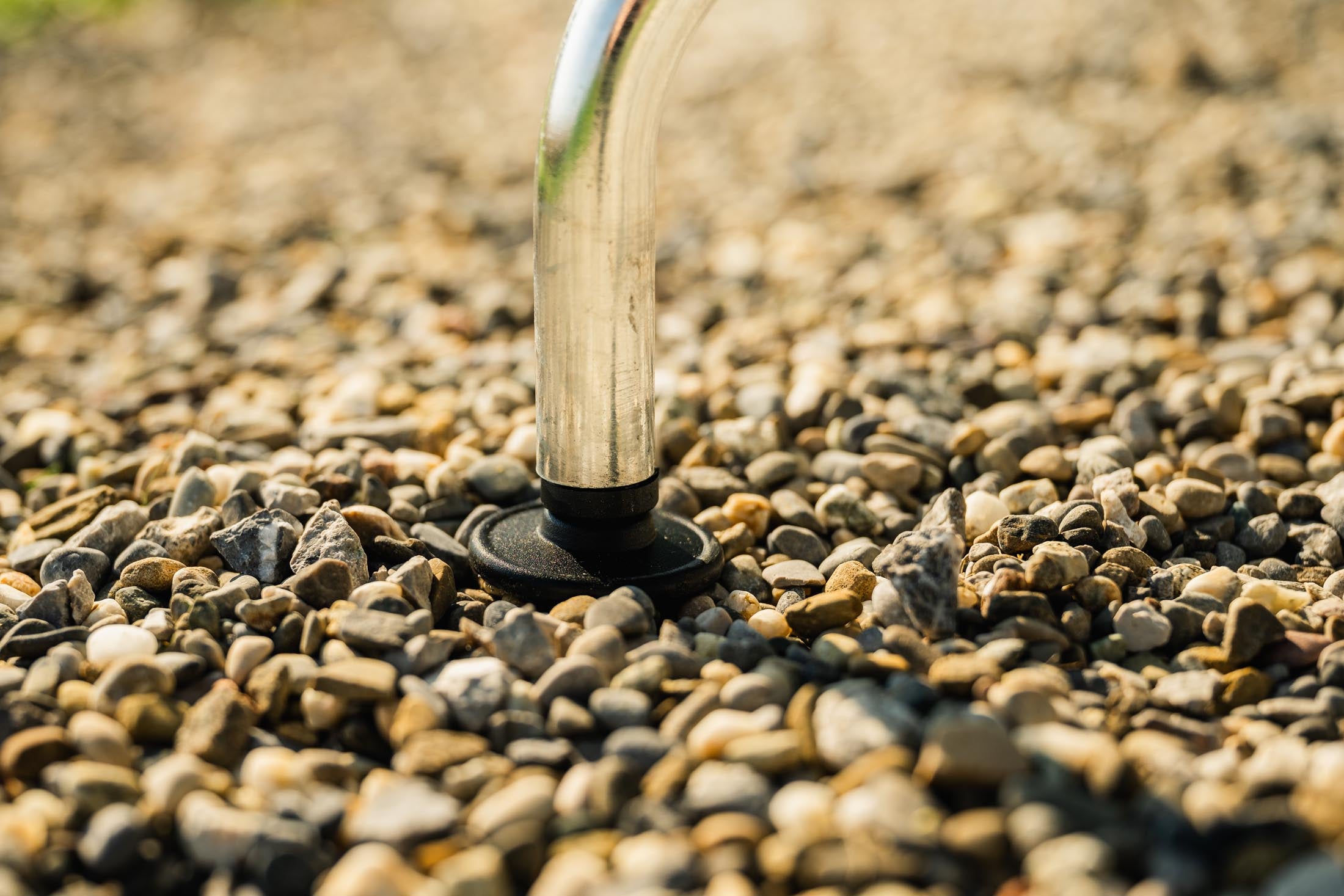 St. Moritz Metall-Gartentisch ø60 von Schaffner: Robuster, wetterfester Rundtisch aus verzinktem Stahl, ideal für stilvolle Außenbereiche, Balkone und Gastronomie.