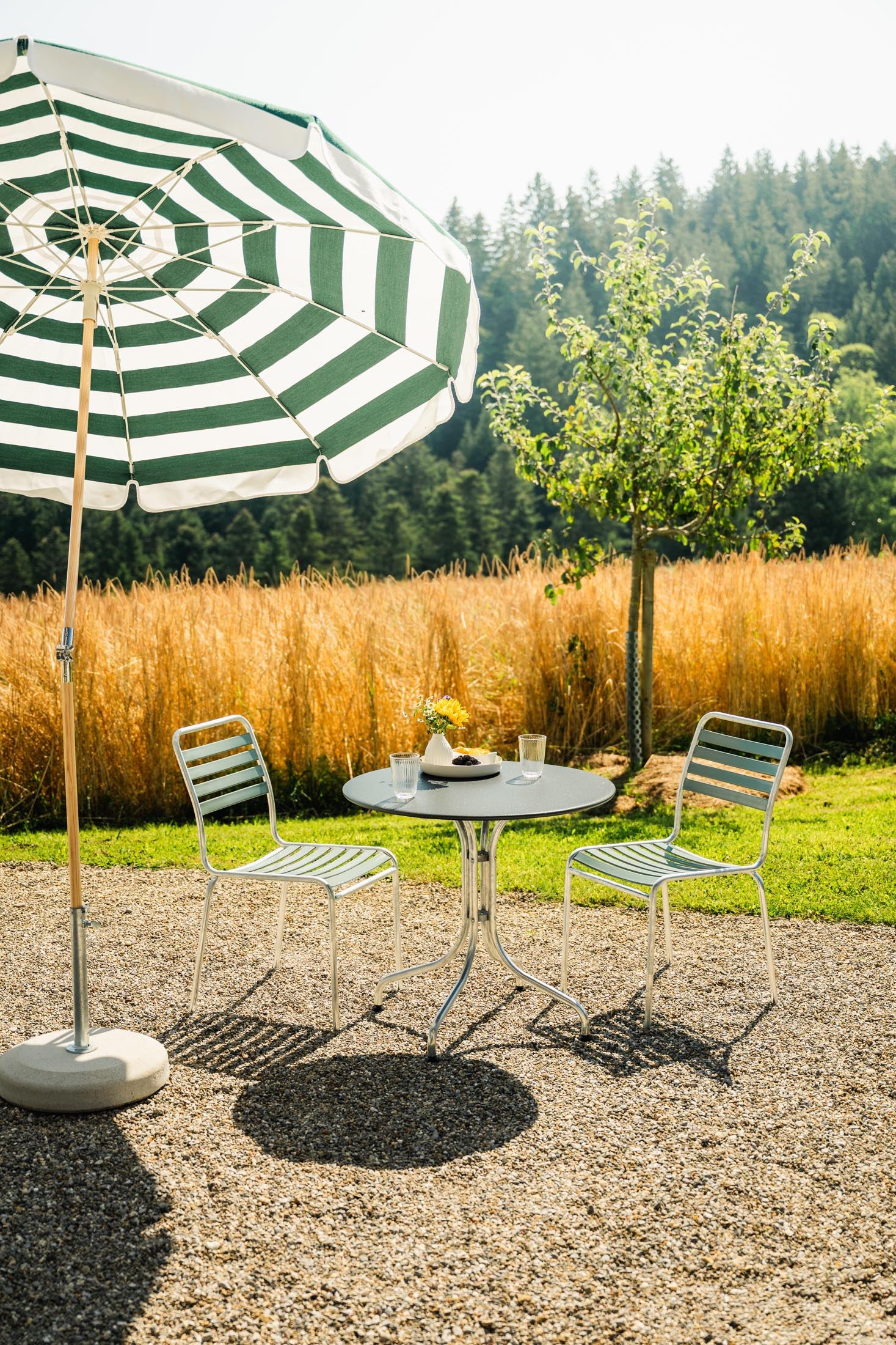 St. Moritz Metall-Gartentisch ø80 in Anthrazit / Feuerverzinkt präsentiert im Onlineshop von KAQTU Design AG. Gartentisch ist von Schaffner