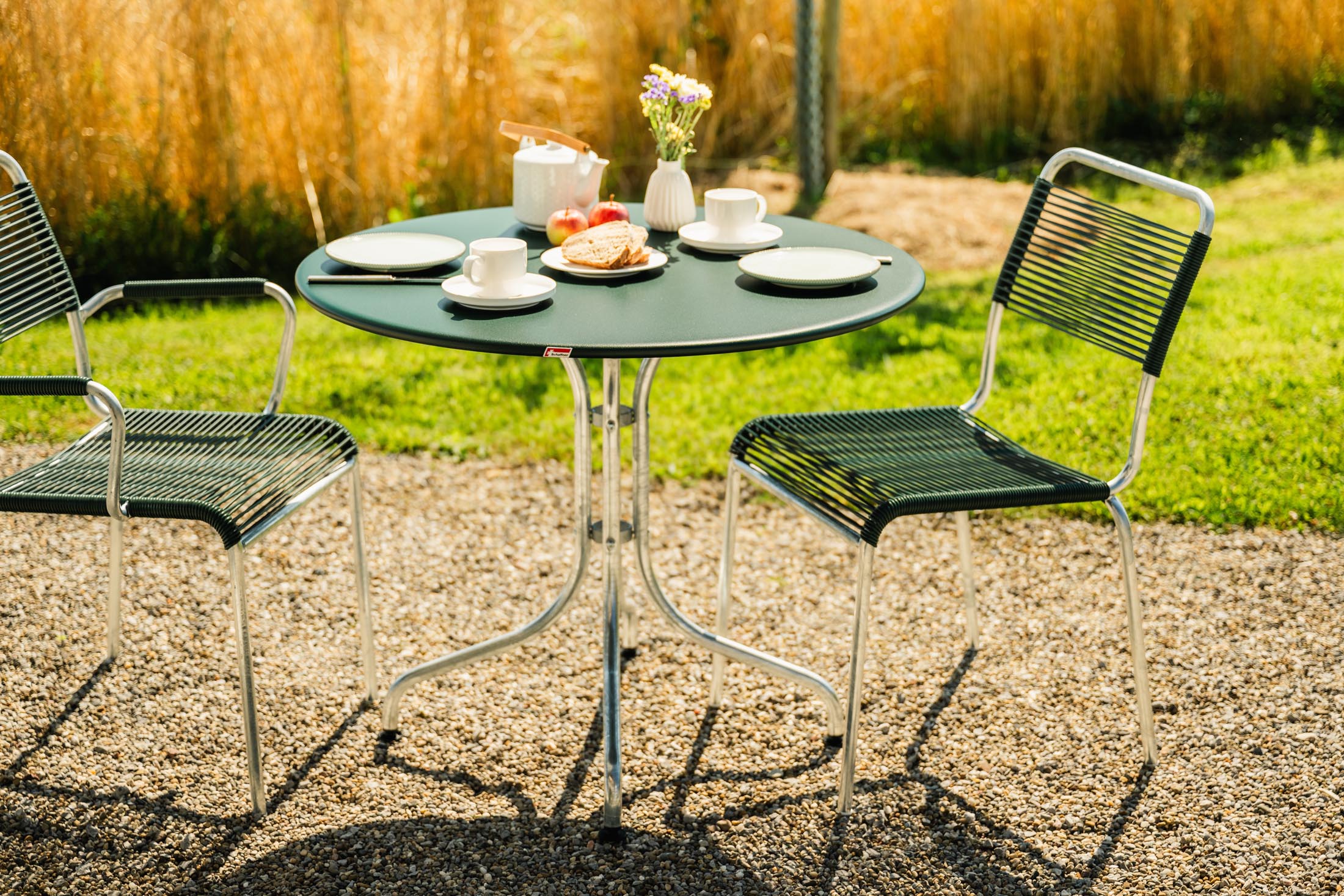 St. Moritz Metall-Gartentisch ø90 von Schaffner – robuster, wetterfester Rundtisch aus Stahl mit nostalgischem Design, ideal für kleine Außenflächen und Gastronomie.