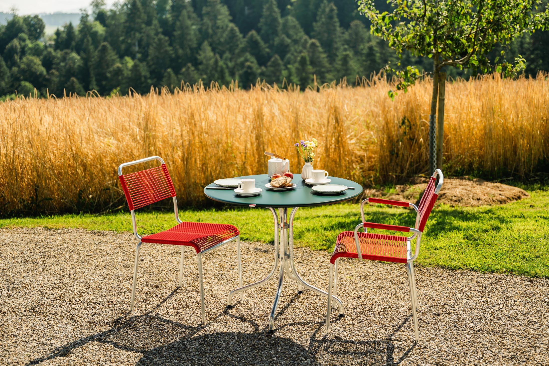St. Moritz Metall-Gartentisch ø90 in Tannengrün / Feuerverzinkt präsentiert im Onlineshop von KAQTU Design AG. Gartentisch ist von Schaffner