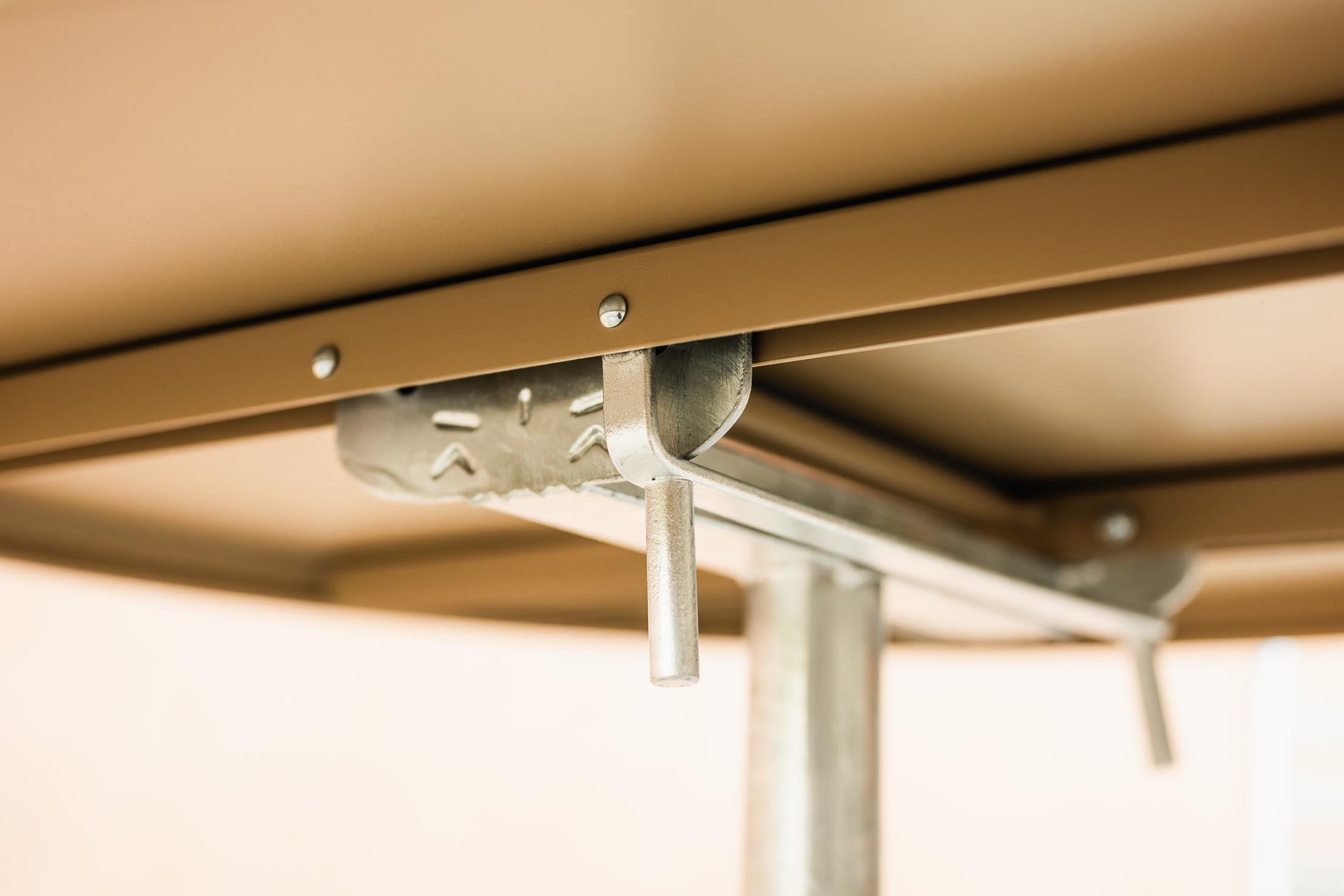Robuster, klappbarer Säntis Metall-Stehtisch für den Außenbereich, wetterfest, rostfrei, mit Bodenausgleich, langlebig, leicht zu transportieren – Swiss Made.
