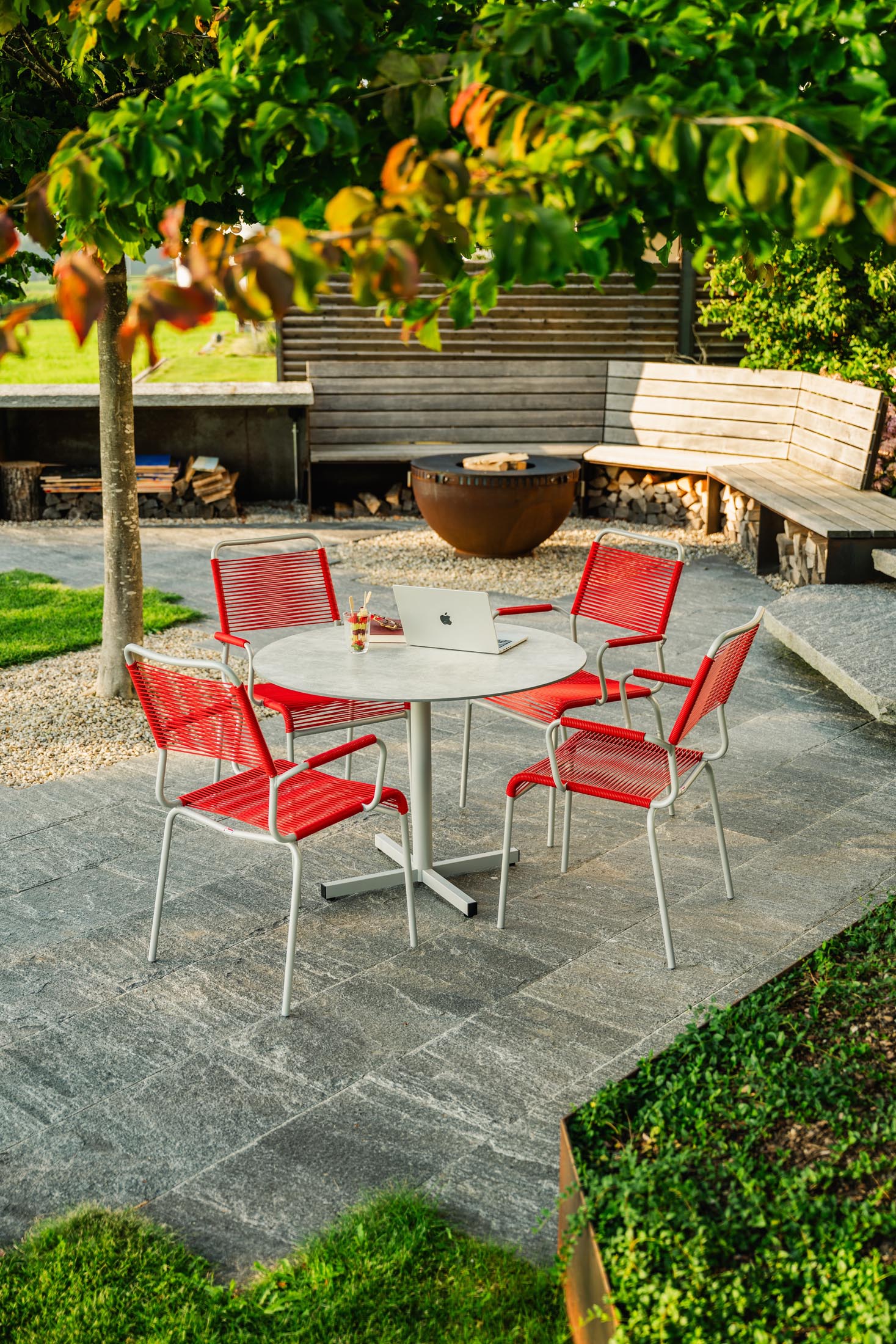 Luzern Glasfaser-Gartentisch Decor ø80 klappbar in Stromboli hell  präsentiert im Onlineshop von KAQTU Design AG. Gartentisch ist von Schaffner