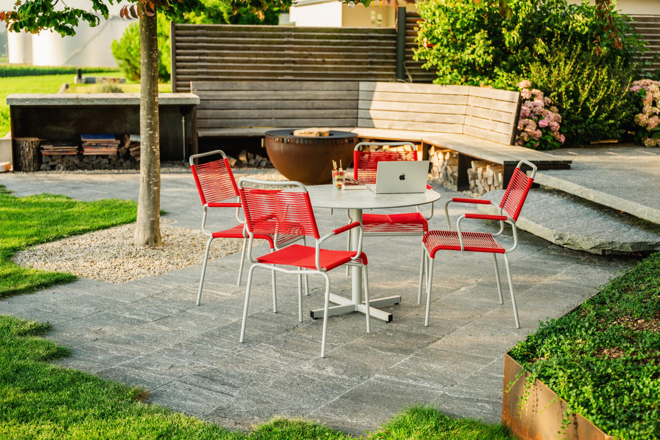 Luzern Glasfaser-Gartentisch Decor ø90 klappbar in Stromboli hell / Anthrazit präsentiert im Onlineshop von KAQTU Design AG. Gartentisch ist von Schaffner