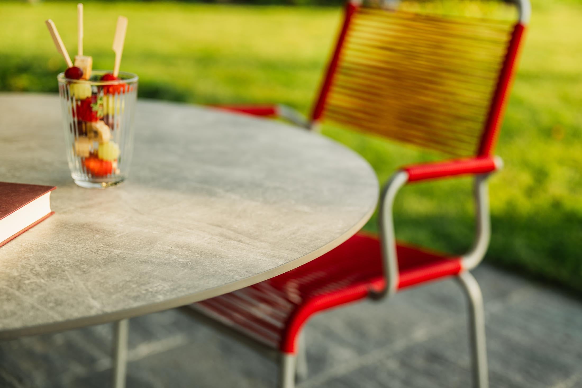 Luzern Glasfaser-Gartentisch Decor ø100 klappbar in Stromboli hell / Anthrazit präsentiert im Onlineshop von KAQTU Design AG. Gartentisch ist von Schaffner