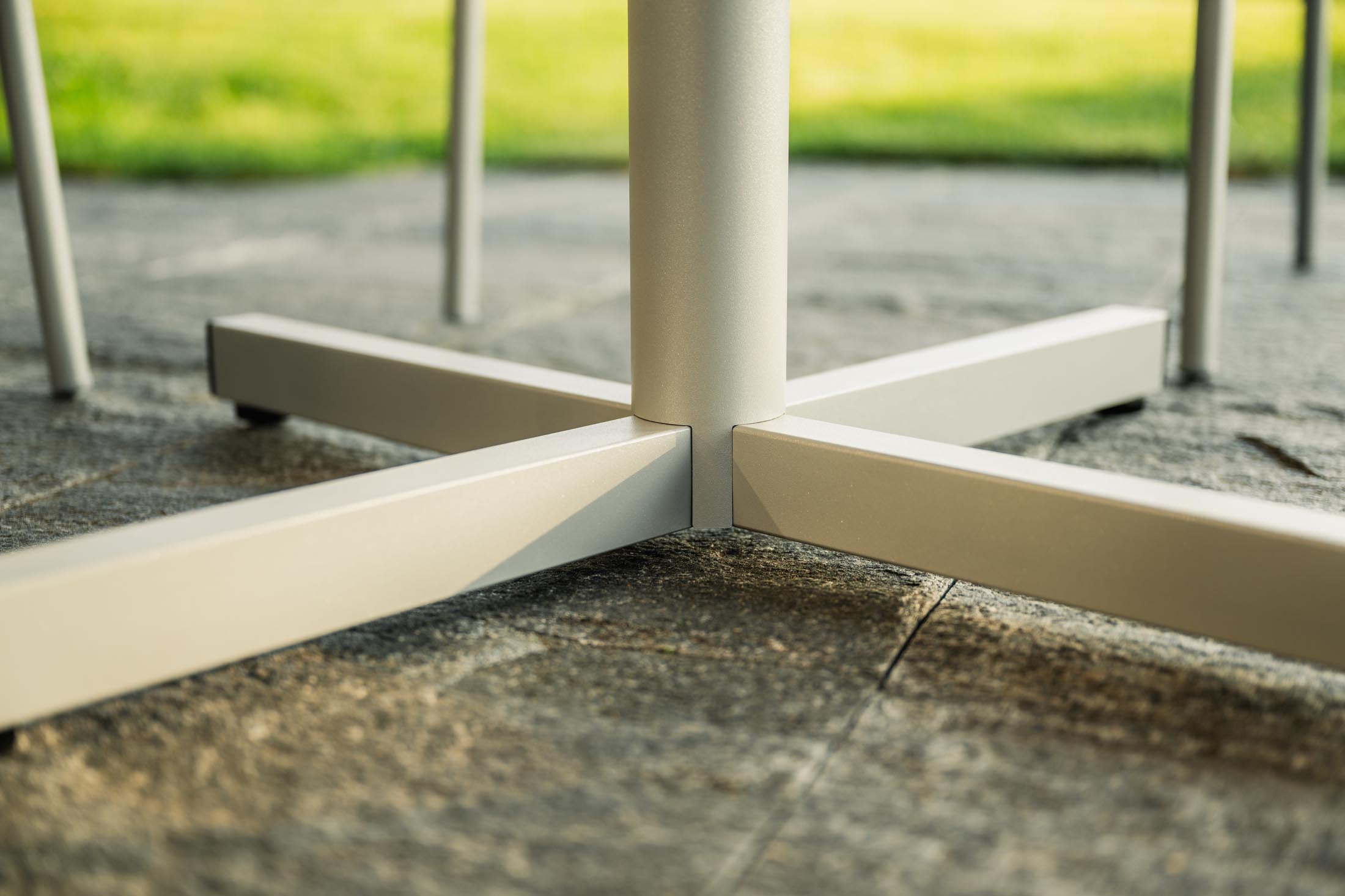 Luzern Glasfaser-Gartentisch Decor ø100 klappbar in Stromboli hell  präsentiert im Onlineshop von KAQTU Design AG. Gartentisch ist von Schaffner