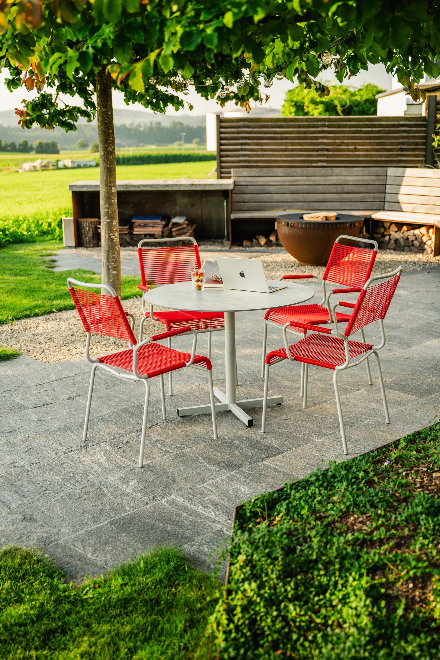 Luzern Glasfaser-Gartentisch Decor ø100 klappbar in Stromboli hell  präsentiert im Onlineshop von KAQTU Design AG. Gartentisch ist von Schaffner