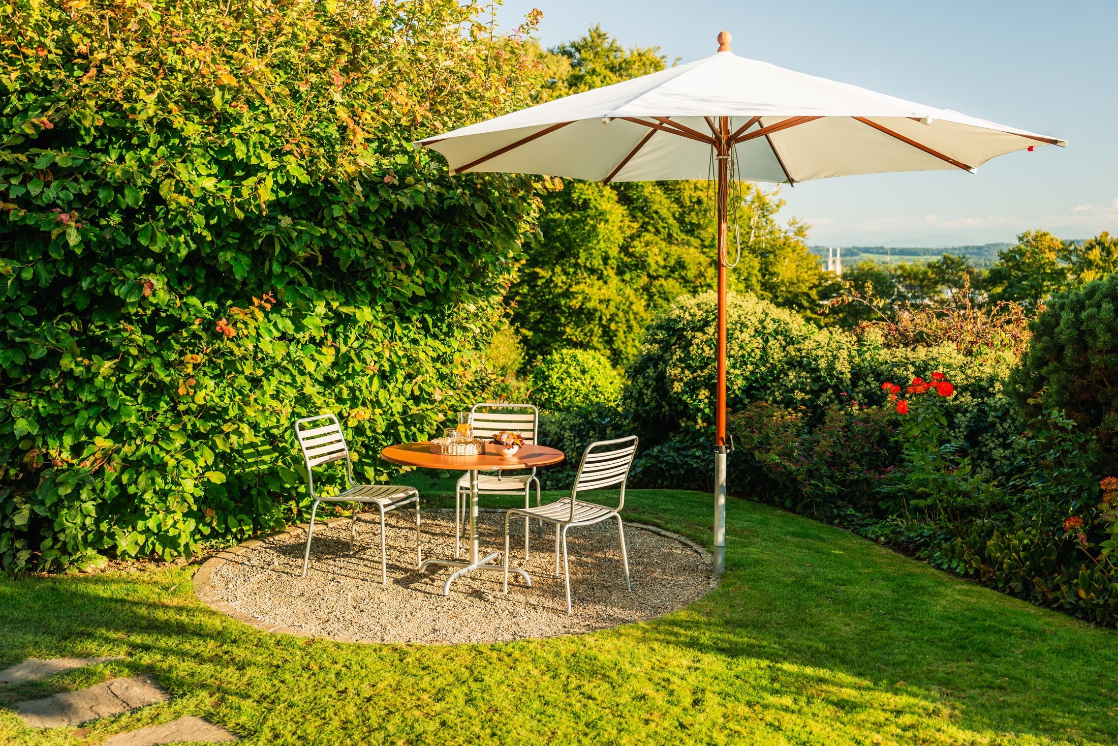 Davos Glasfaser-Gartentisch ø100 klappbar in Ahornrot präsentiert im Onlineshop von KAQTU Design AG. Gartentisch ist von Schaffner