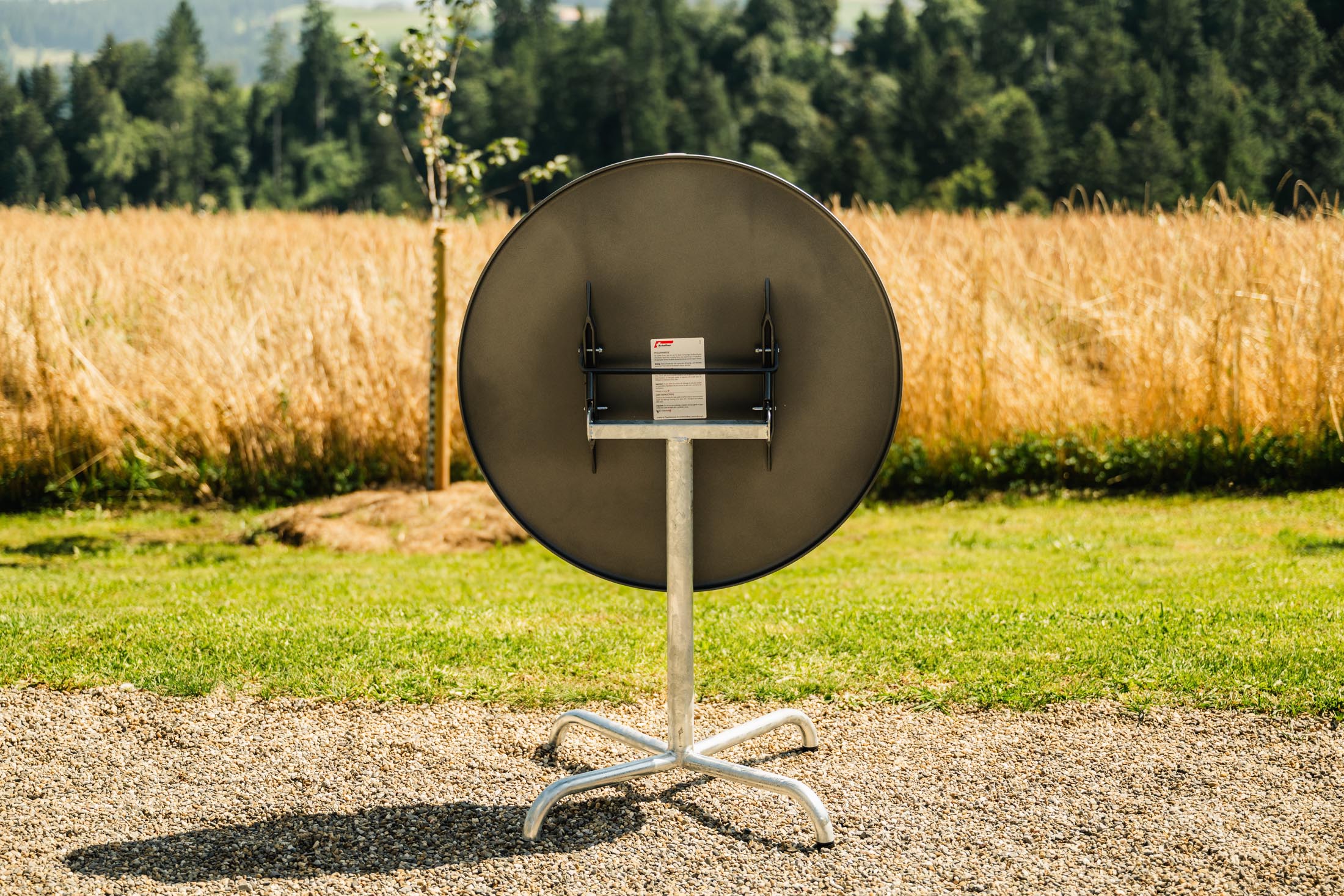 Davos Glasfaser-Gartentisch ø75 klappbar in Buchsbaumgelb präsentiert im Onlineshop von KAQTU Design AG. Gartentisch ist von Schaffner