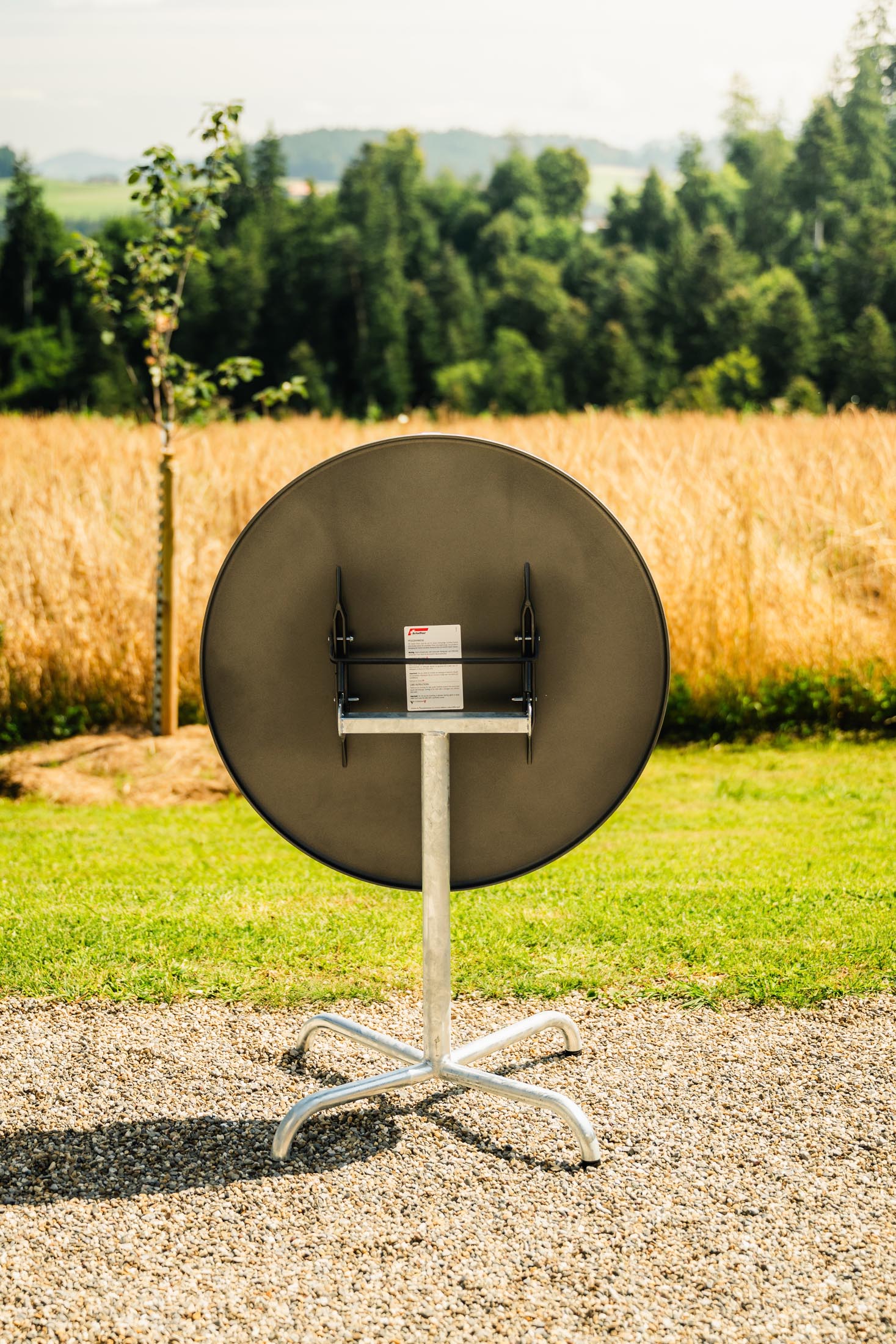 Davos Glasfaser-Gartentisch ø75 klappbar in Buchsbaumgelb präsentiert im Onlineshop von KAQTU Design AG. Gartentisch ist von Schaffner