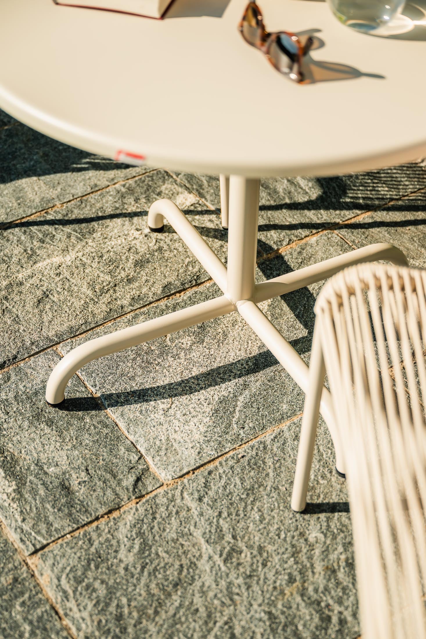 Hochwertiger, wetterfester Davos Glasfaser-Salontisch ø75/62, klappbar, hitzebeständig, robust und stilvoll – ideal für Garten, Terrasse und Gastronomie.