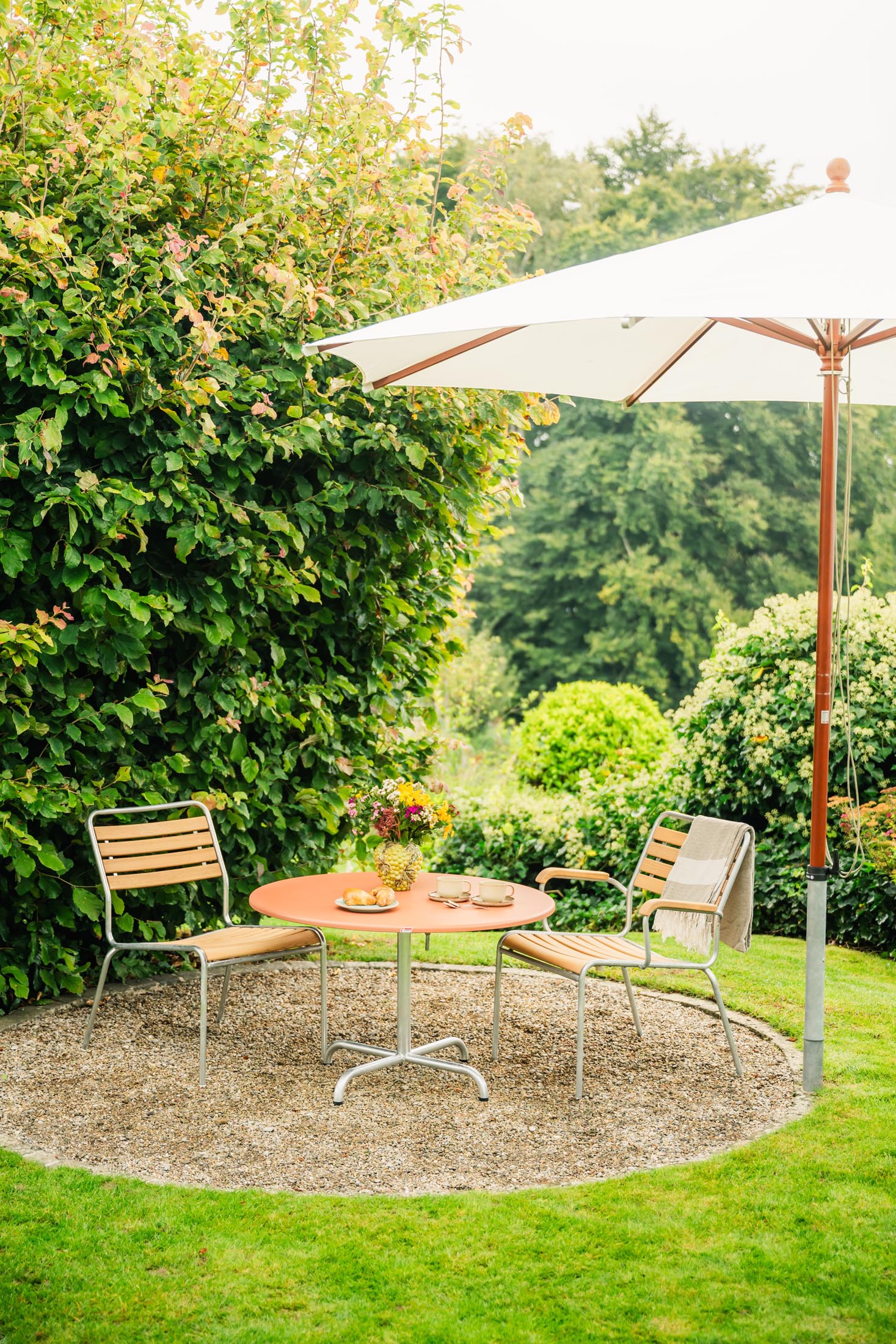 Davos Glasfaser-Salontisch ø100 / 62 klappbar in Pastellterracotta präsentiert im Onlineshop von KAQTU Design AG. Beistelltisch Outdoor ist von Schaffner