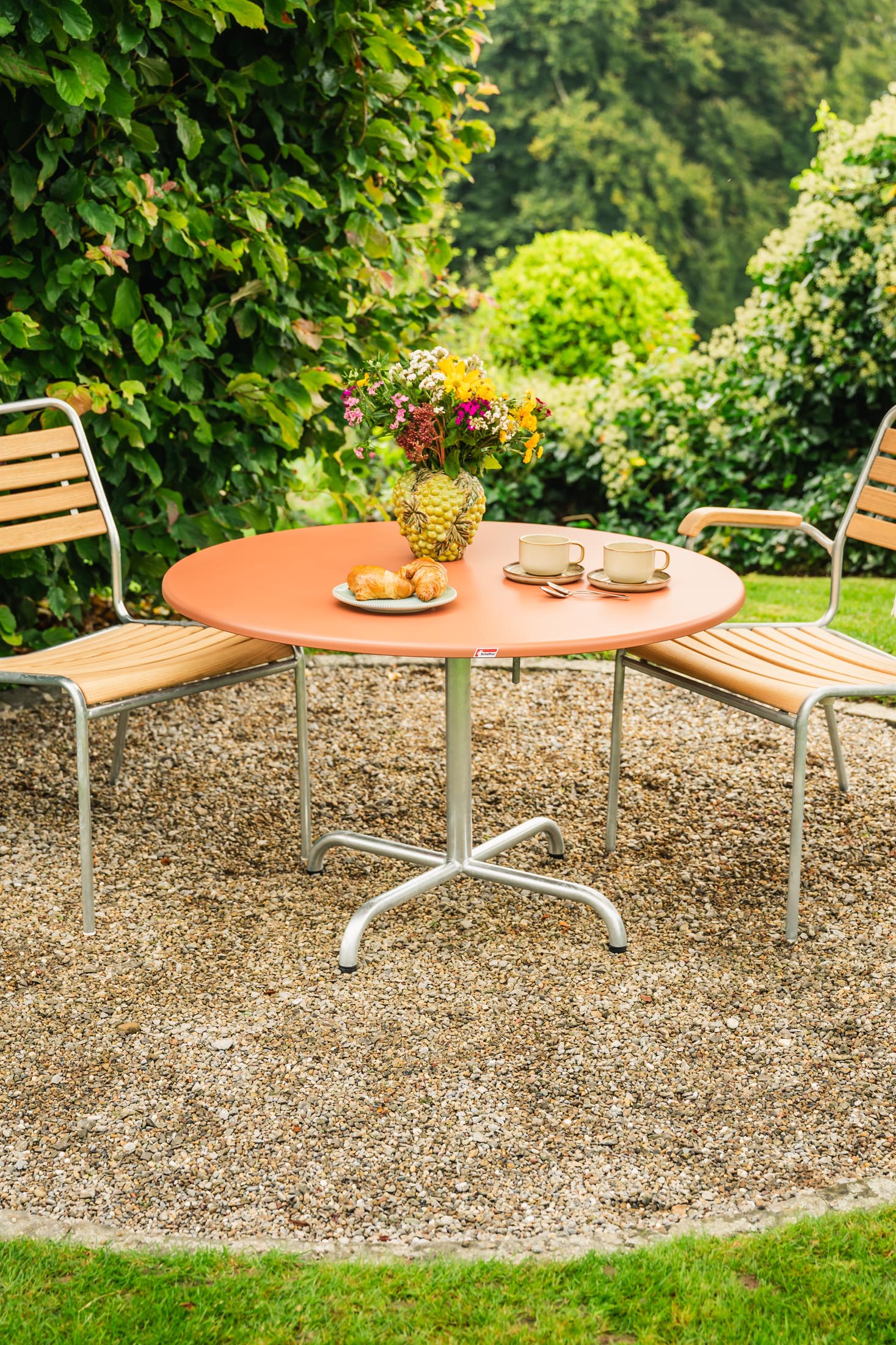 Davos Glasfaser-Salontisch ø100 / 62 klappbar in Pastellterracotta präsentiert im Onlineshop von KAQTU Design AG. Beistelltisch Outdoor ist von Schaffner