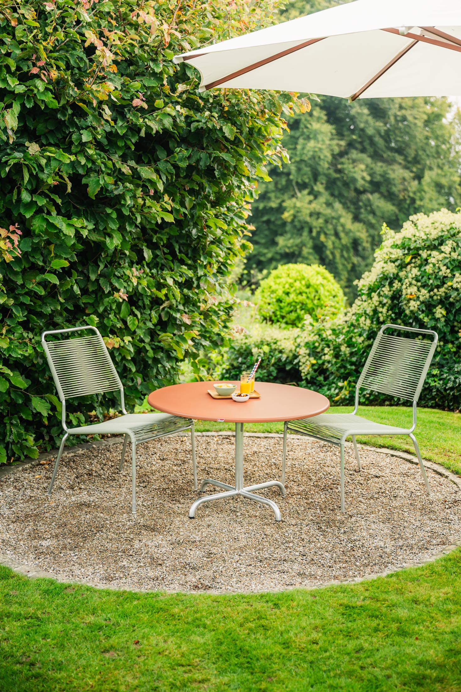 Davos Glasfaser-Salontisch ø100 / 62 klappbar in Pastellterracotta präsentiert im Onlineshop von KAQTU Design AG. Beistelltisch Outdoor ist von Schaffner