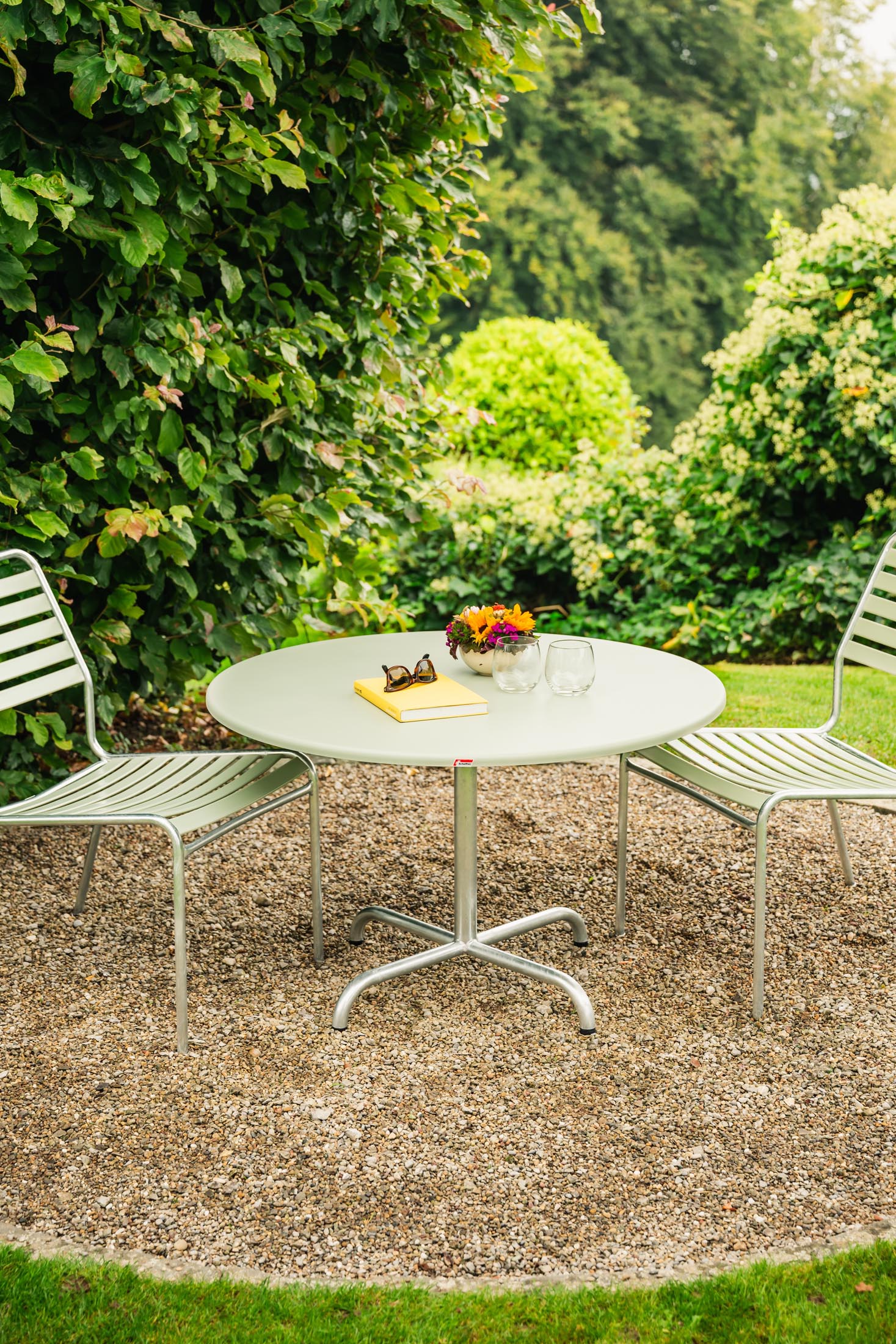 Davos Glasfaser-Salontisch ø100 / 62 klappbar in Pastellgrün präsentiert im Onlineshop von KAQTU Design AG. Beistelltisch Outdoor ist von Schaffner