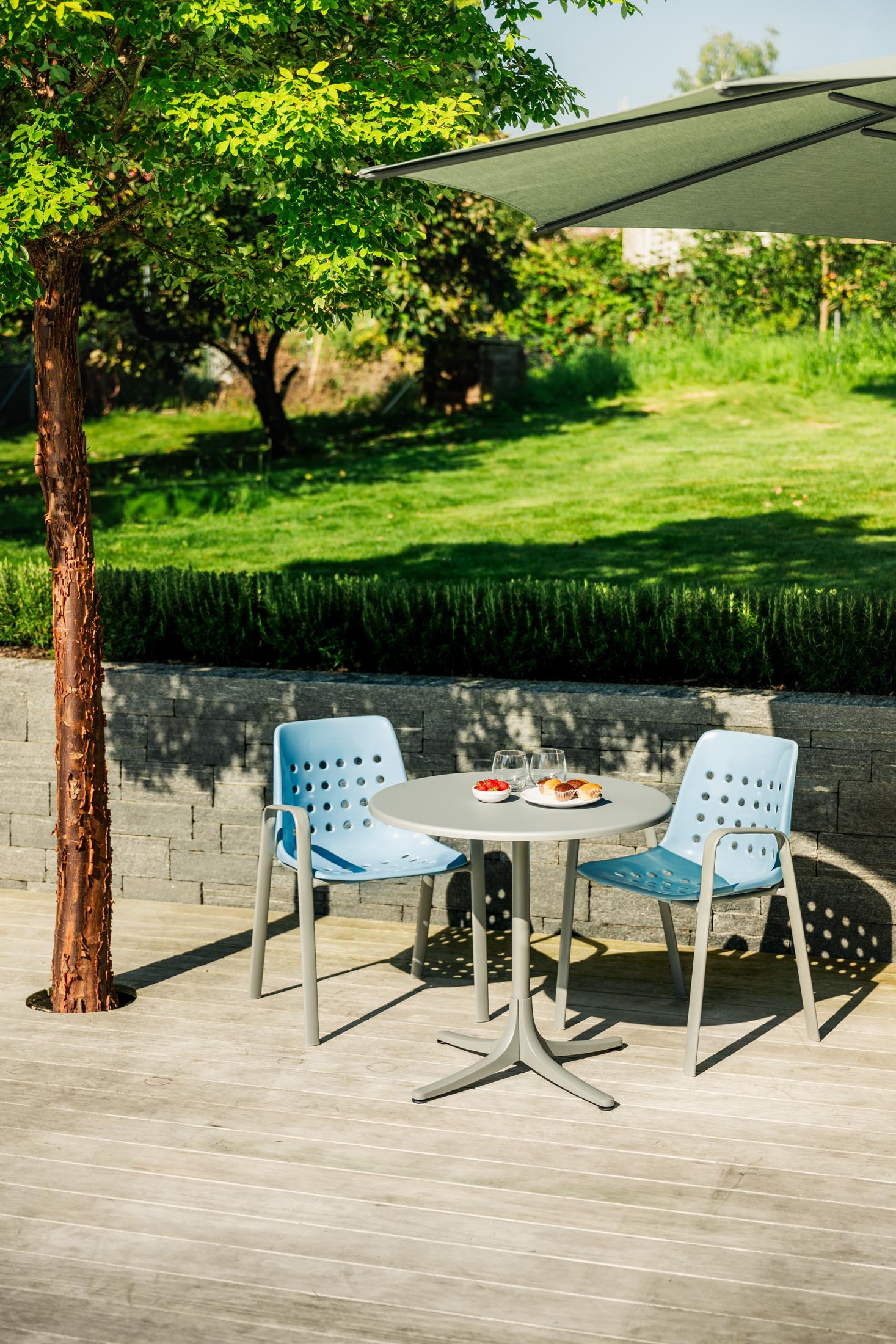 Schaffhausen Glasfaser-Gartentisch ø75 klappbar in Alusilber / Alusilber präsentiert im Onlineshop von KAQTU Design AG. Gartentisch ist von Schaffner