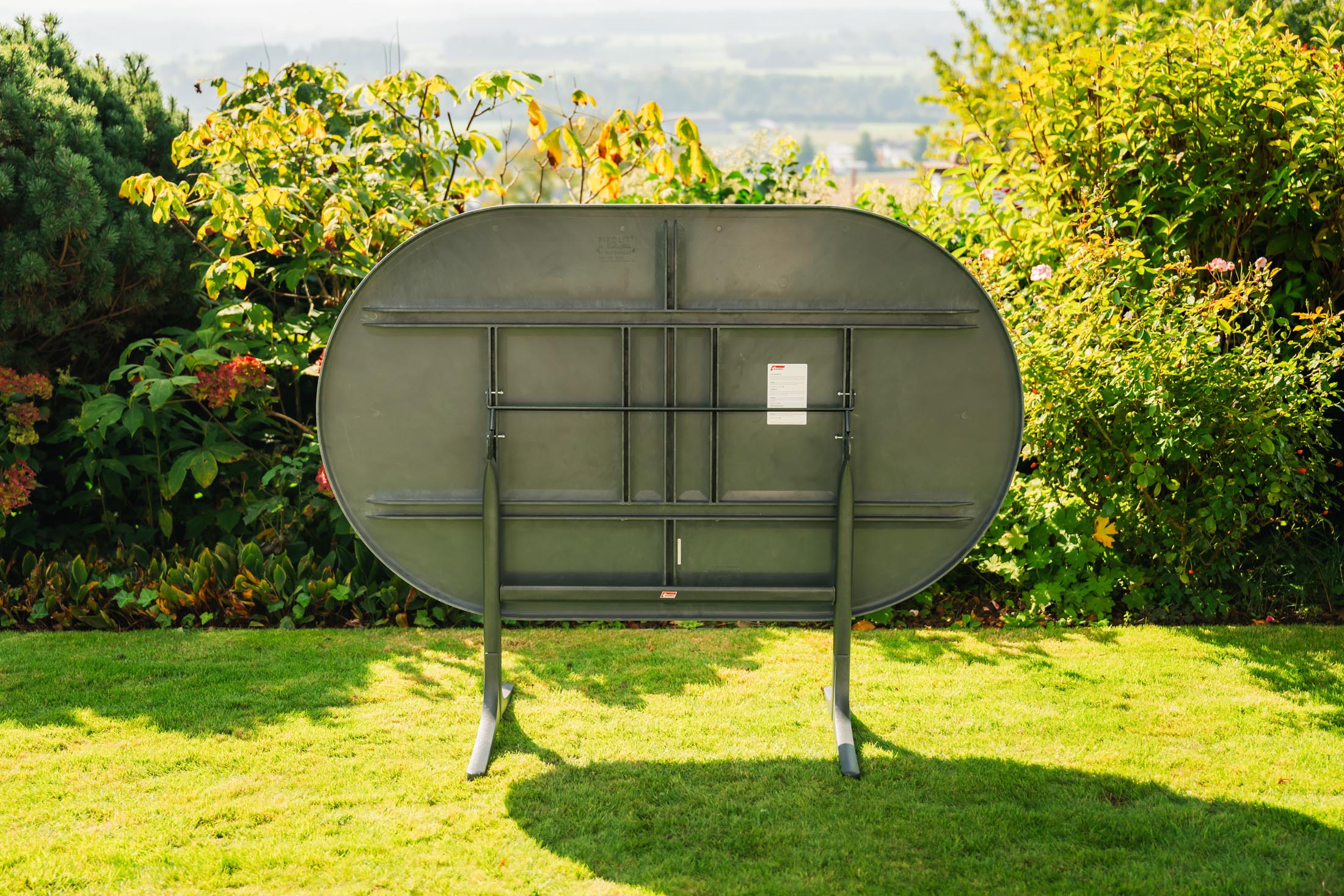 Moderner, wetterfester Glasfaser-Gartentisch 160x95 cm, klappbar, langlebig, Swiss Made, elegantes Design, robust, platzsparend für Garten & Terrasse.