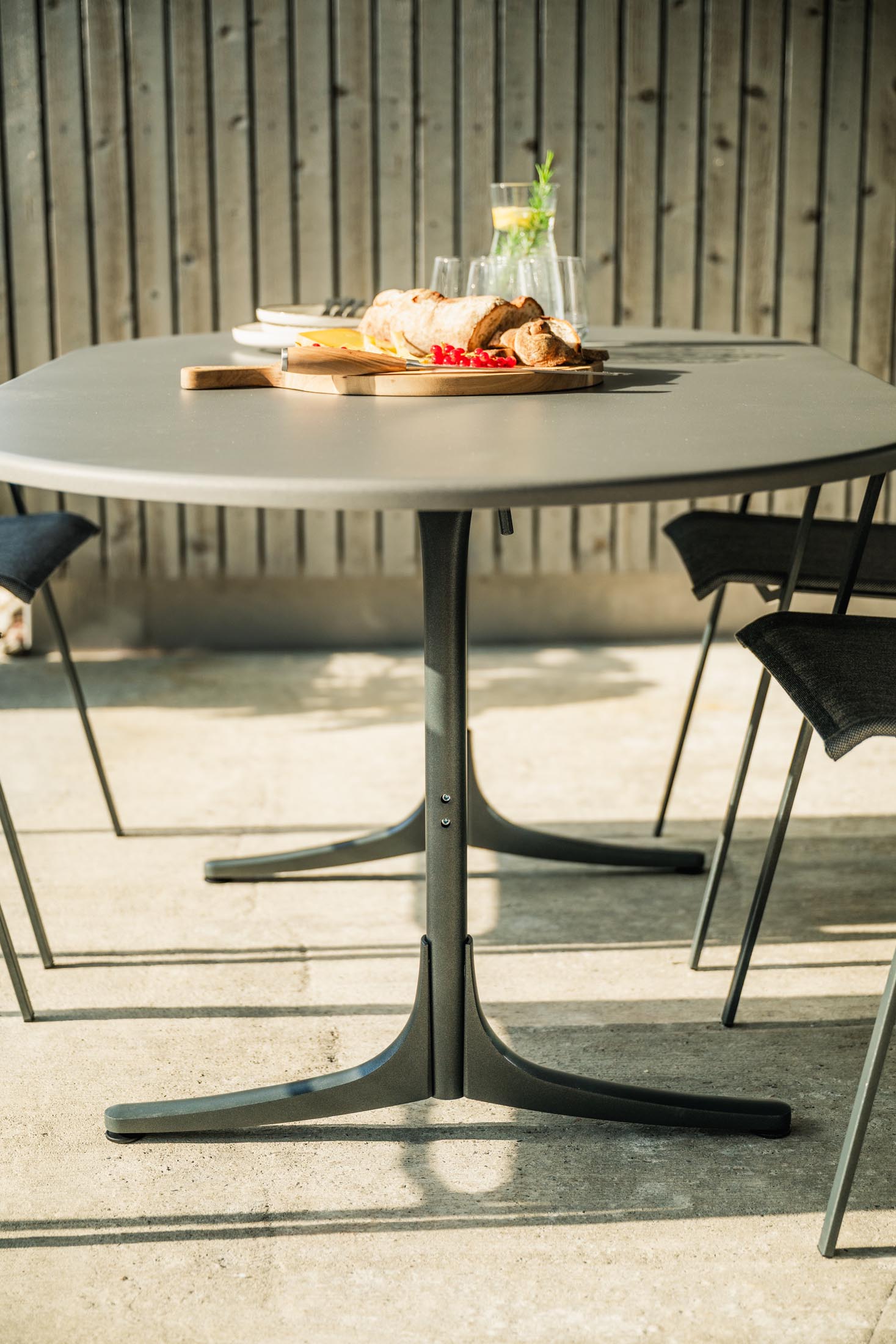 Eleganter, wetterfester Glasfaser-Gartentisch 160x95 cm, klappbar, langlebig, Swiss Made, modernes Design, robust, platzsparend, ideal für Garten & Terrasse.