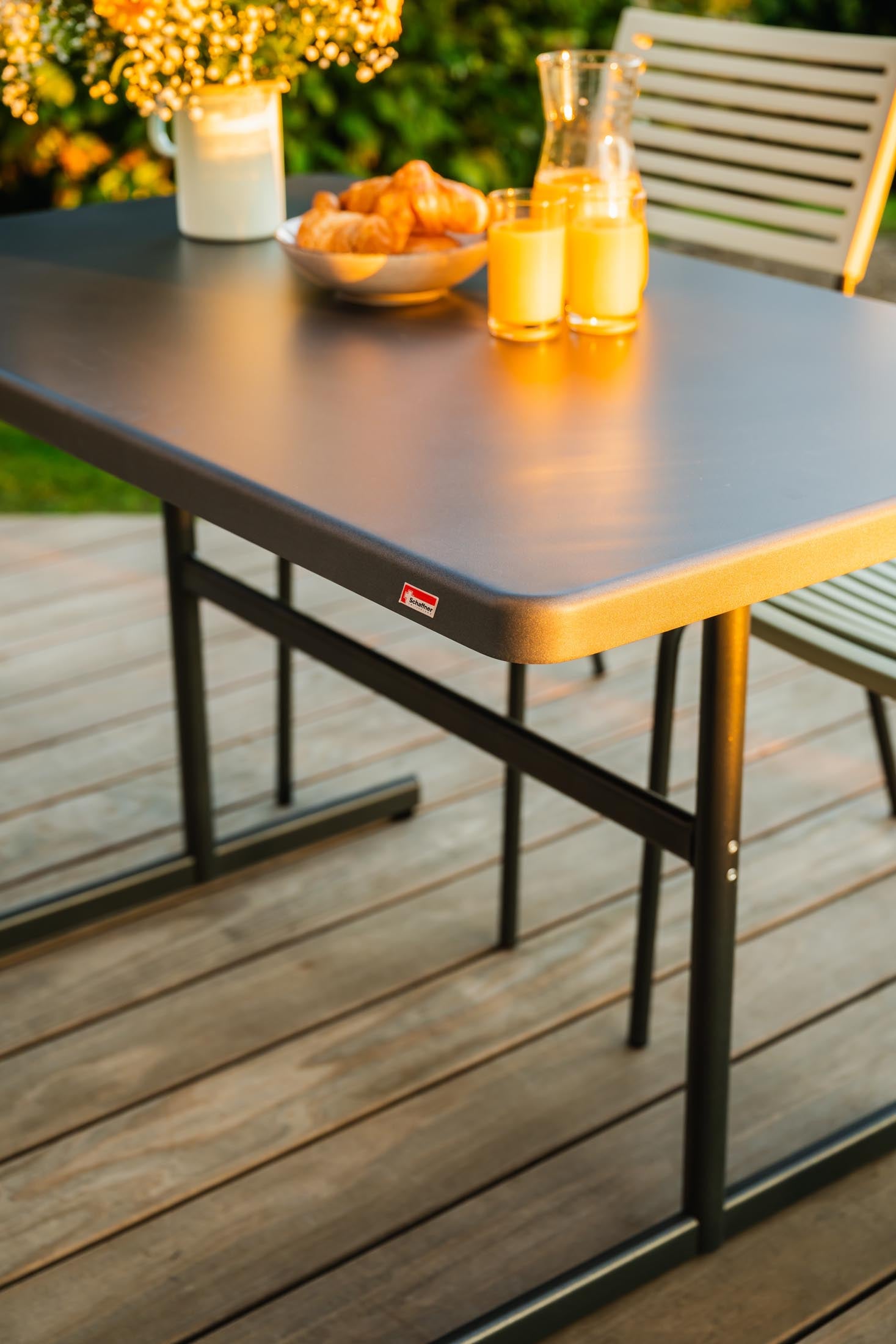 Hochwertiger, wetterfester Glasfaser-Gartentisch 120x70 cm, klappbar, UV-beständig, langlebig, platzsparend, Schweizer Qualität – perfekt für Garten & Terrasse.