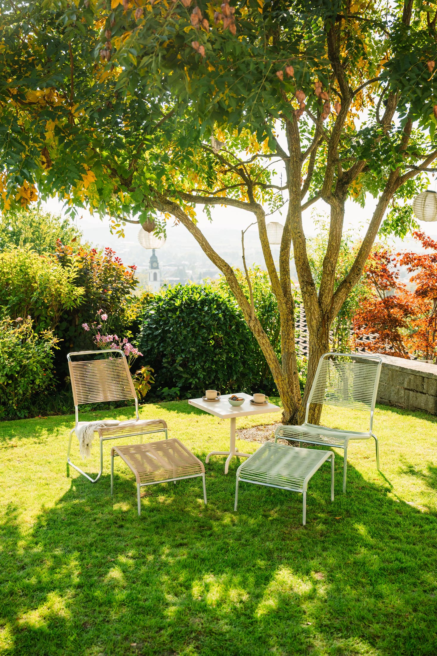 Hochwertiger Säntis Metall-Beistelltisch 50x50 cm für den Außenbereich, wetterfest, stabil, pflegeleicht, Schweizer Qualität, perfekt für Garten und Terrasse.