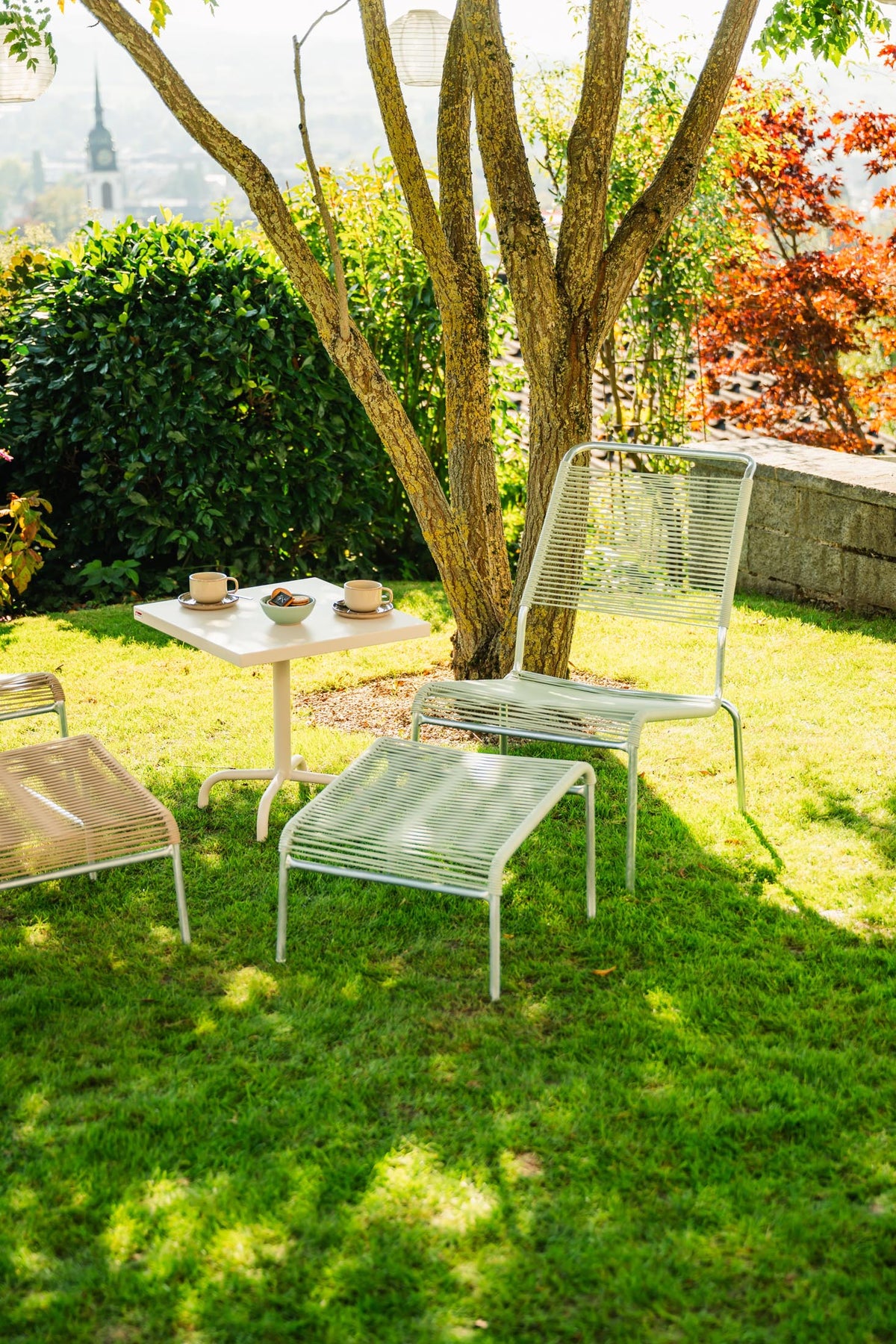 Säntis Metall-Beistelltisch Outdoor 50x50 / 50 in Pastellsand präsentiert im Onlineshop von KAQTU Design AG. Beistelltisch Outdoor ist von Schaffner
