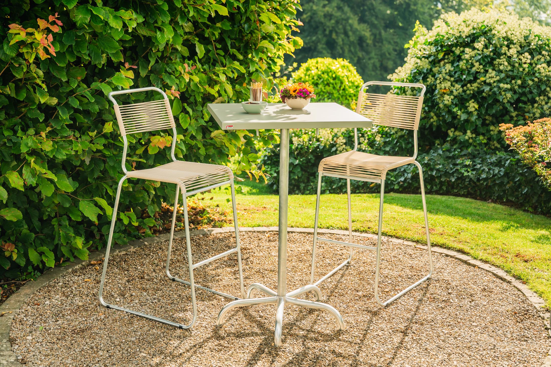 Hochwertiger, wetterfester Metall-Stehtisch 70x70/110 cm, klappbar, robust und stilvoll – ideal für Garten, Terrasse, Events und Gastronomie im Outdoor-Bereich.