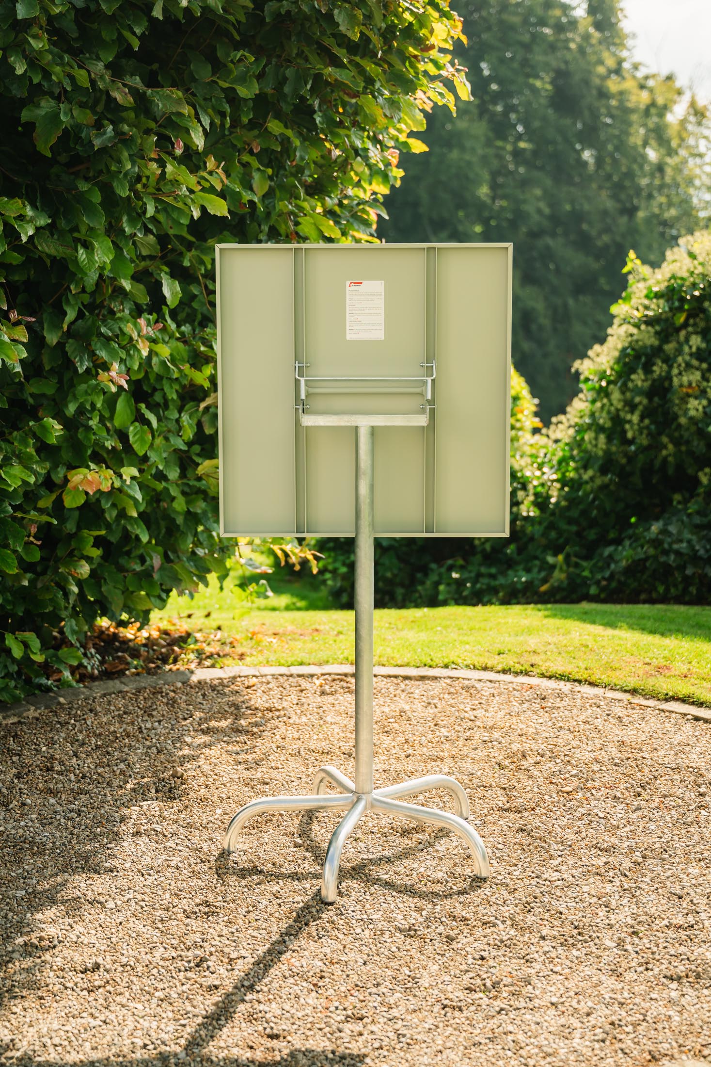 Eleganter Säntis Metall-Stehtisch für den Außenbereich, ideal für Gartenpartys und Veranstaltungen, klappbar und praktisch im Design.