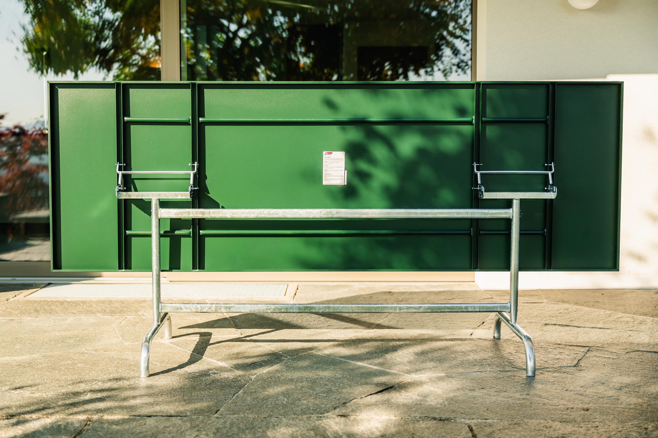 Robuster, klappbarer Metall-Gartentisch 240x80 cm von Schaffner, wetterfest, UV-beständig, langlebig, leicht zu lagern – ideal für Garten, Terrasse und Balkon.