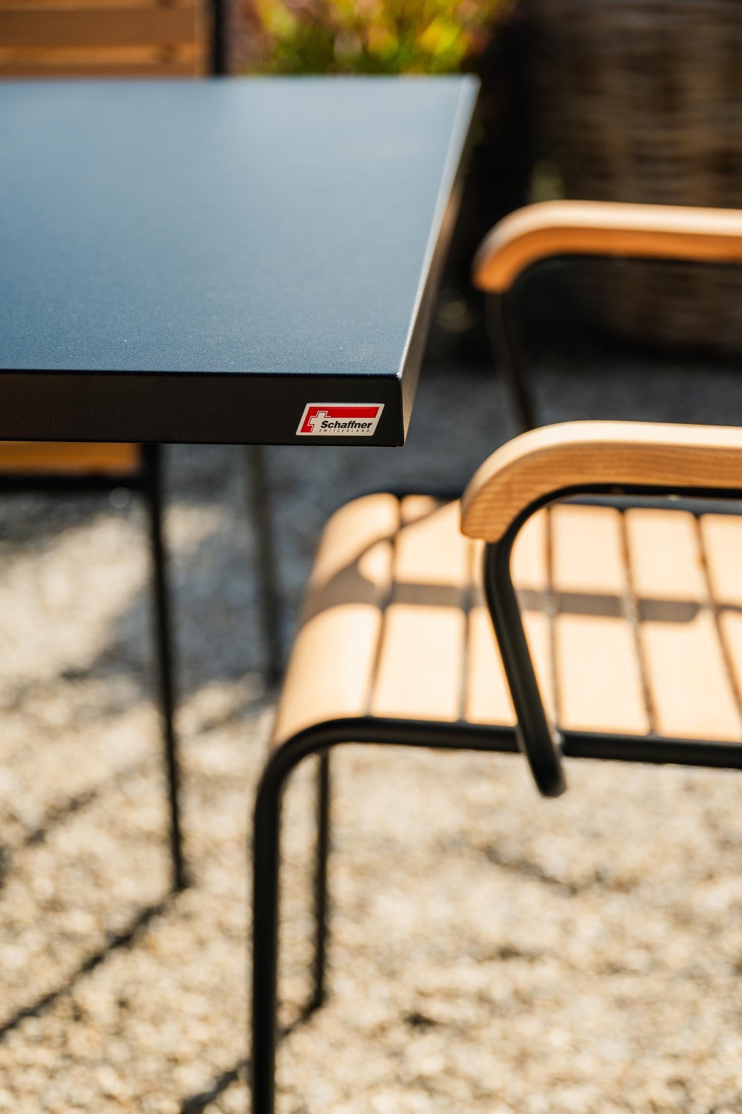 Robuster, klappbarer Metall-Gartentisch 240x80 cm von Schaffner, wetterfest, rostfrei, platzsparend, made in Switzerland – perfekt für Garten, Terrasse und Balkon.