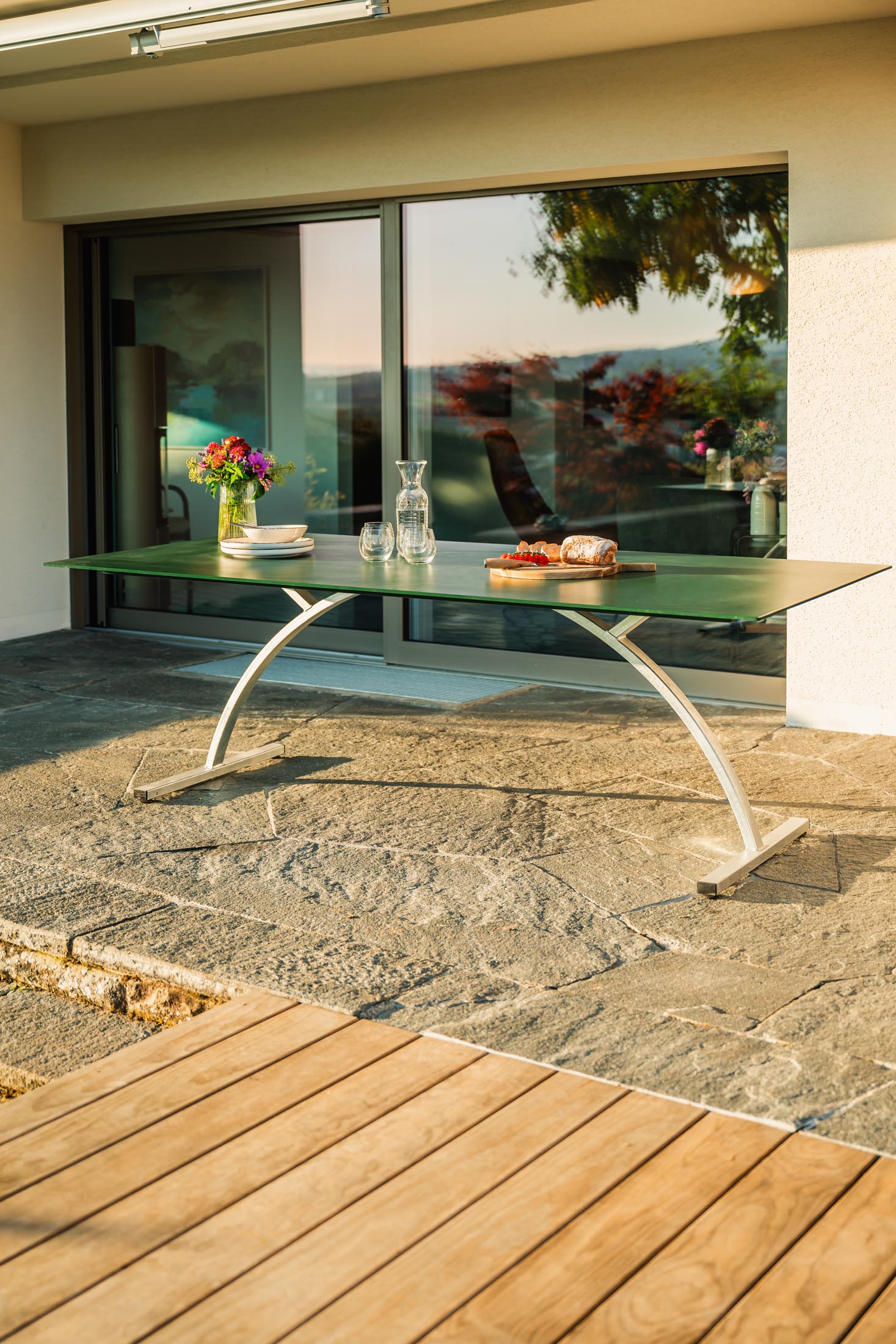 Bernardino Gartentisch aus Glasfaser 220x100 klappbar in Alusilber präsentiert im Onlineshop von KAQTU Design AG. Gartentisch ist von Schaffner