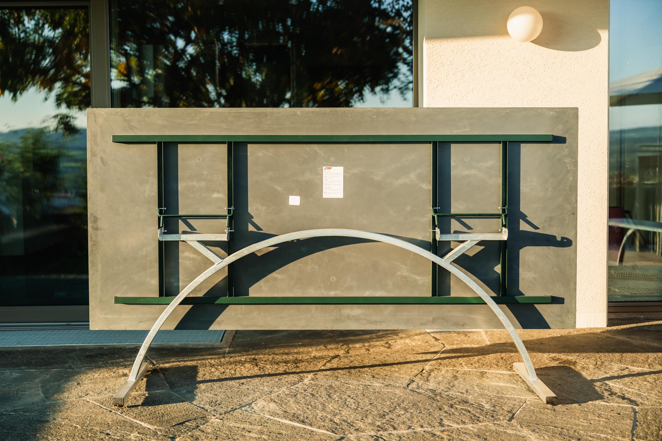 Hochwertiger Bernardino Gartentisch aus Glasfaser, 220x100 cm, klappbar, wetterfest, UV-beständig, pflegeleicht und ideal für Garten, Balkon oder Terrasse.