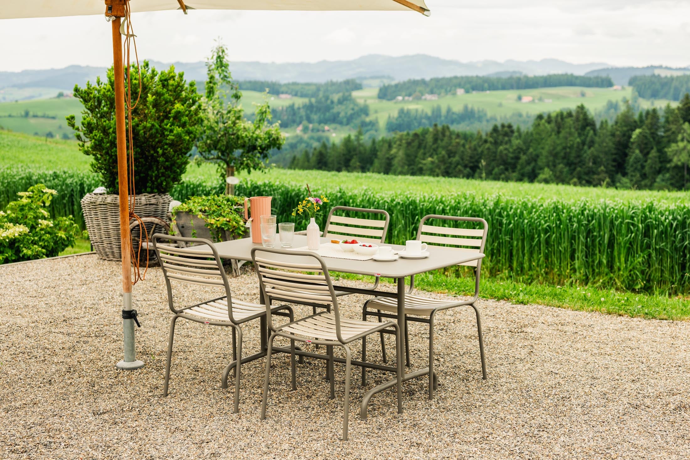 Moderner klappbarer Gartentisch aus Metall in stilvollem Design, perfekt für entspannte Stunden im Freien oder gesellige Zusammenkünfte.