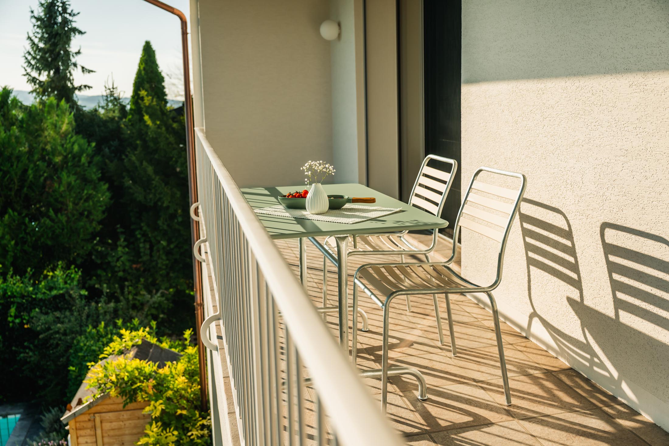 Eleganter klappbarer Metall-Gartentisch in zartem Pastellgrün, ideal für Gartenpartys oder gemütliche Abende im Freien. Maße: 120x70 cm.