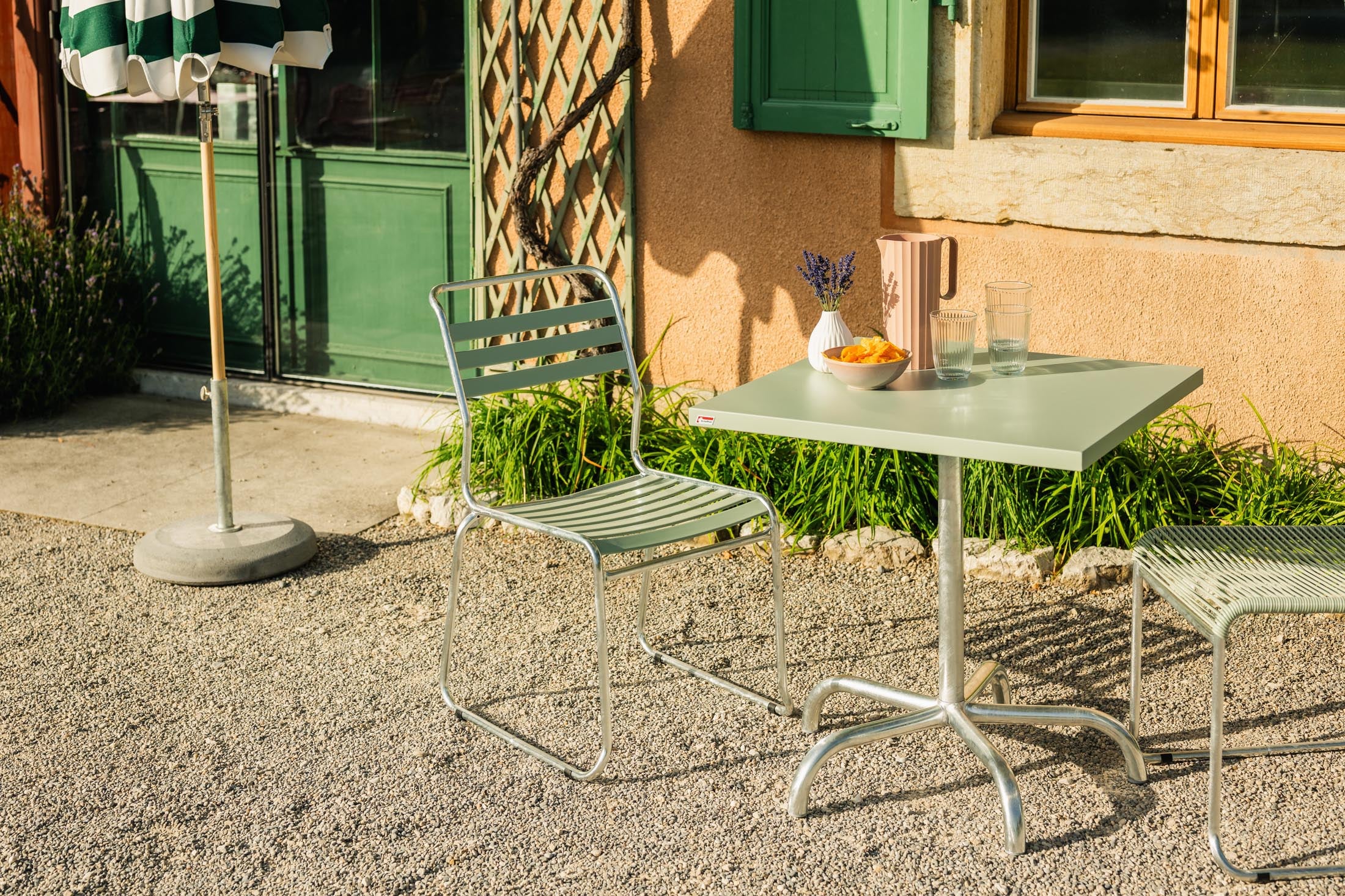 Robuster, klappbarer Säntis Metall-Gartentisch 80x80 cm aus wetterfestem Stahl. Schweizer Handwerkskunst, langlebig, pflegeleicht und ideal für Garten, Terrasse oder Balkon.