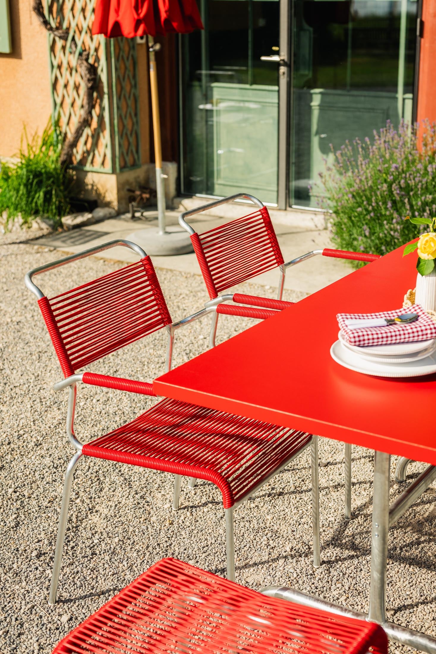 Eleganter klappbarer Gartentisch Säntis aus Metall, ideal für Garten und Balkon. Praktisch, robust und stilvoll für jede Outdoor-Oase.