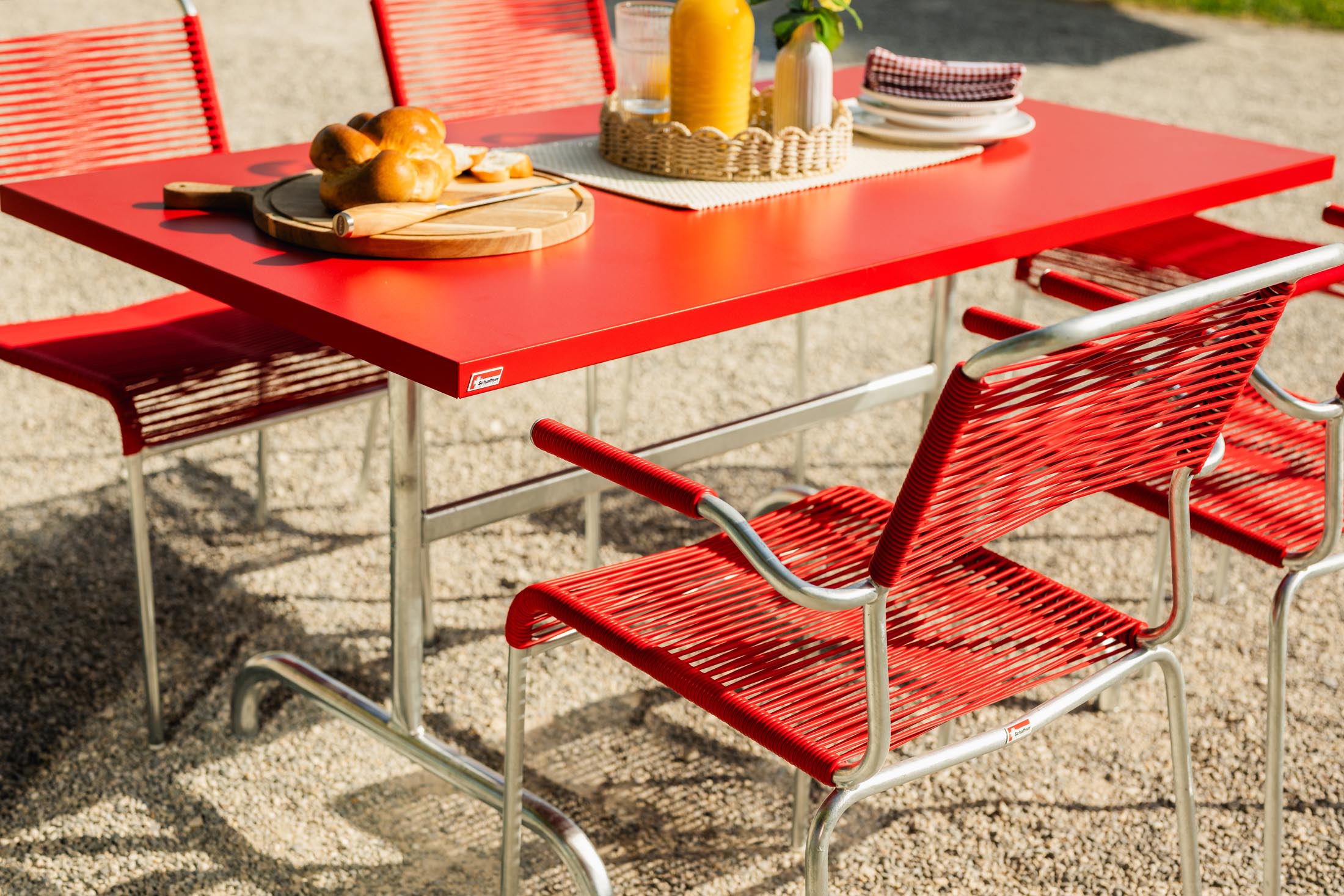 Eleganter klappbarer Gartentisch Säntis aus langlebigem Metall, 140x80 cm, ideal für entspannte Stunden im Freien und gesellige Zusammenkünfte.